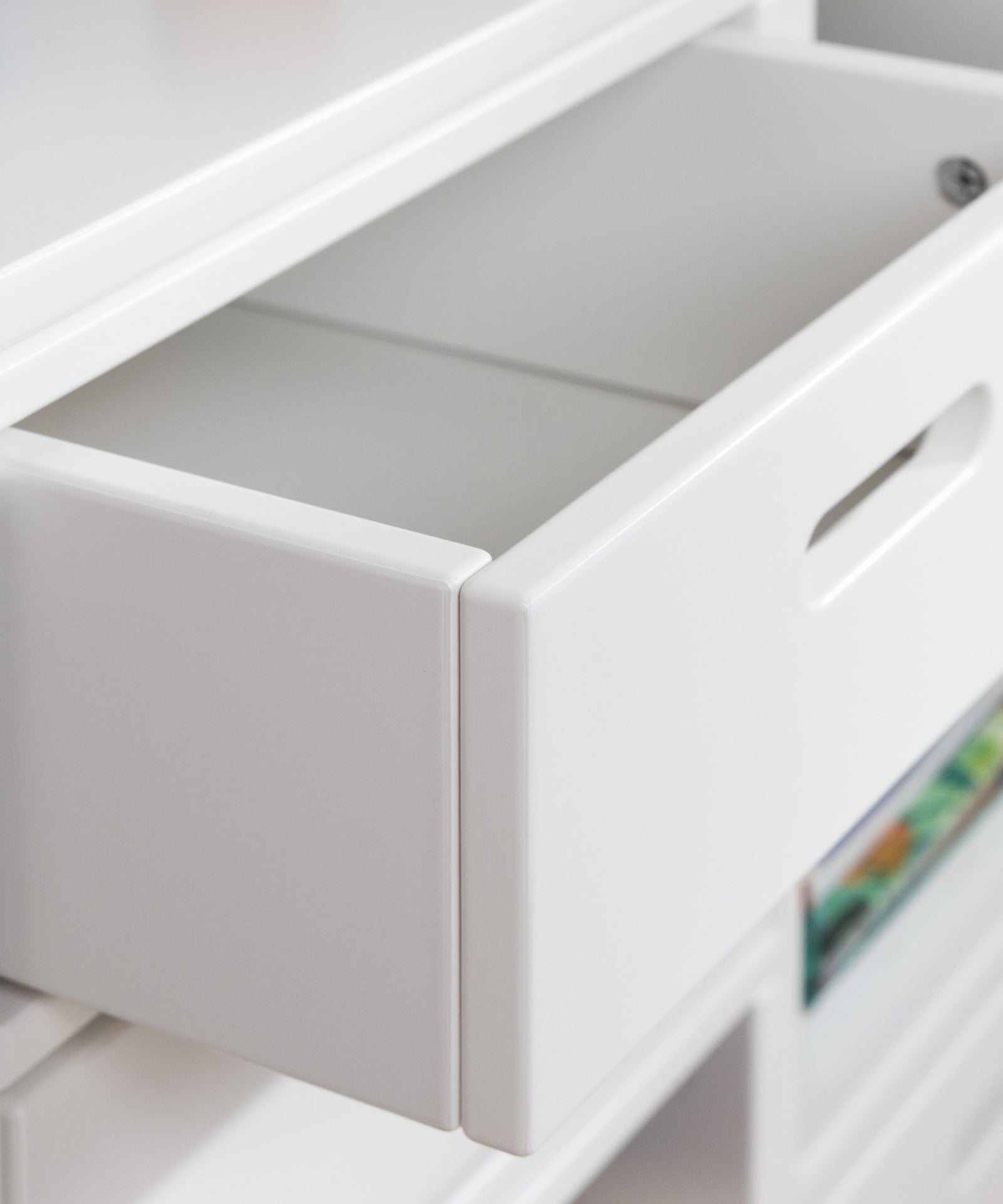 Einfache Montage*Kompakt verpackt geliefert und schnell aufgebaut ist das Aufbewahrungssystem Buche ideal für den Familienalltag.|Weißes Regalsystem wird schnell und einfach aufgebaut