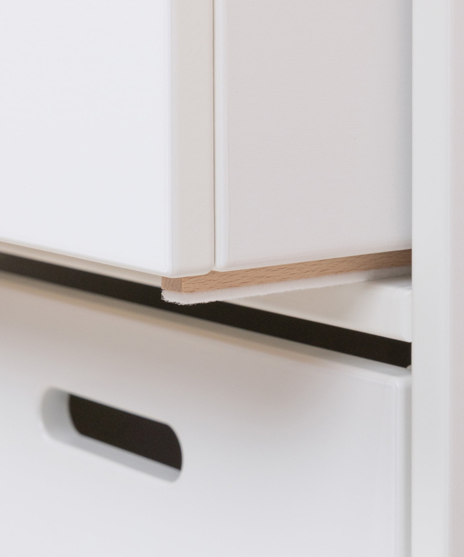 Filzgleiter schützen Lack*Massives Buchenholz bietet eine langlebige Qualität - inklusive Filzgleiter für die Aufbewahrungsboxen.|Filzgleiter unter Aufbewahrungsboxen schützen die lackierte Oberfläche