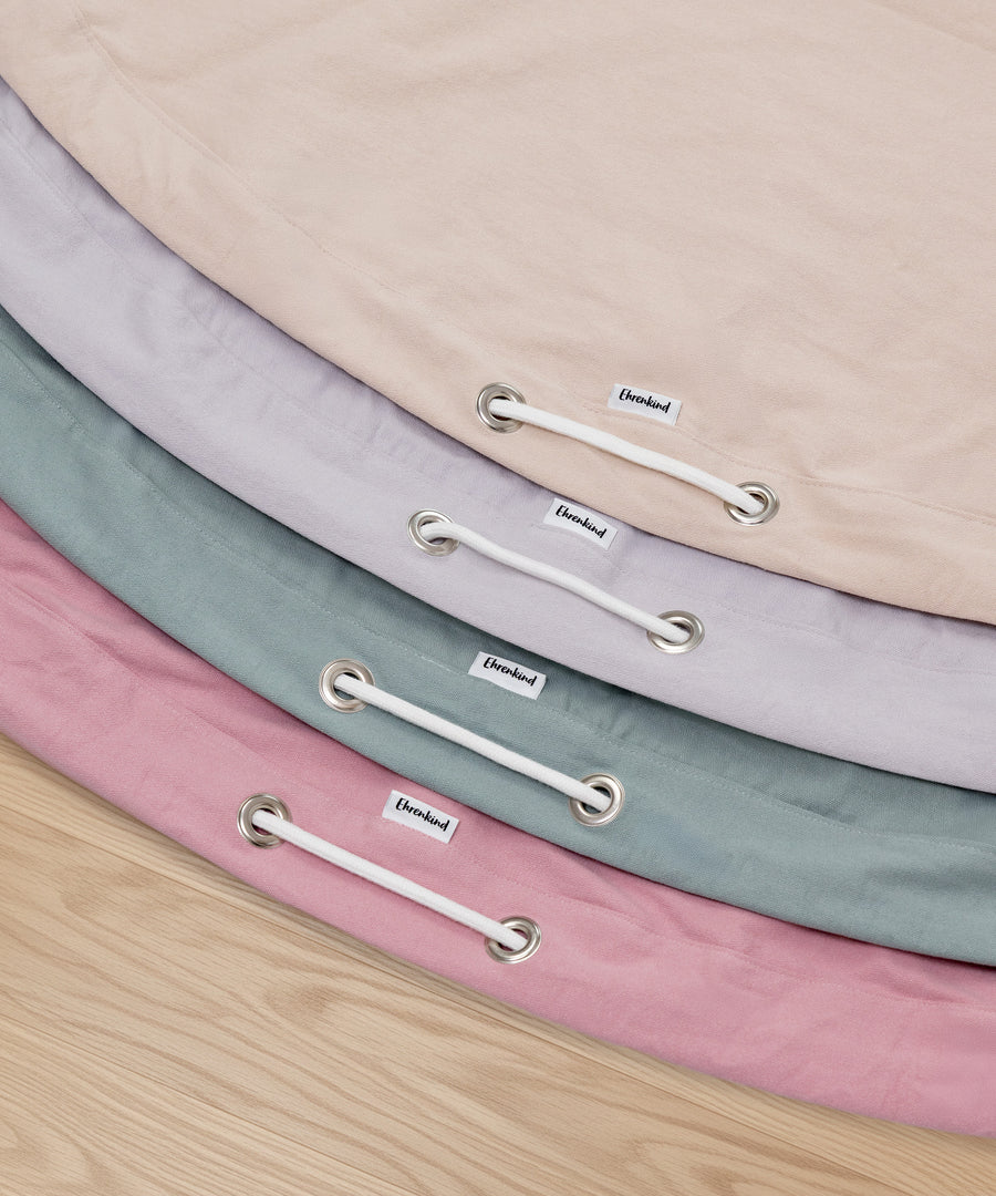 In sanften Farben*Erhältlich in den Farben Jade, Rosé, Hellgrau und Beige fügt sich der Spielzeugsack harmonisch ins Kinderzimmer ein.|Spielzeugsack in verschiedenen Farben passend zur Kinderzimmer-Einrichtung.