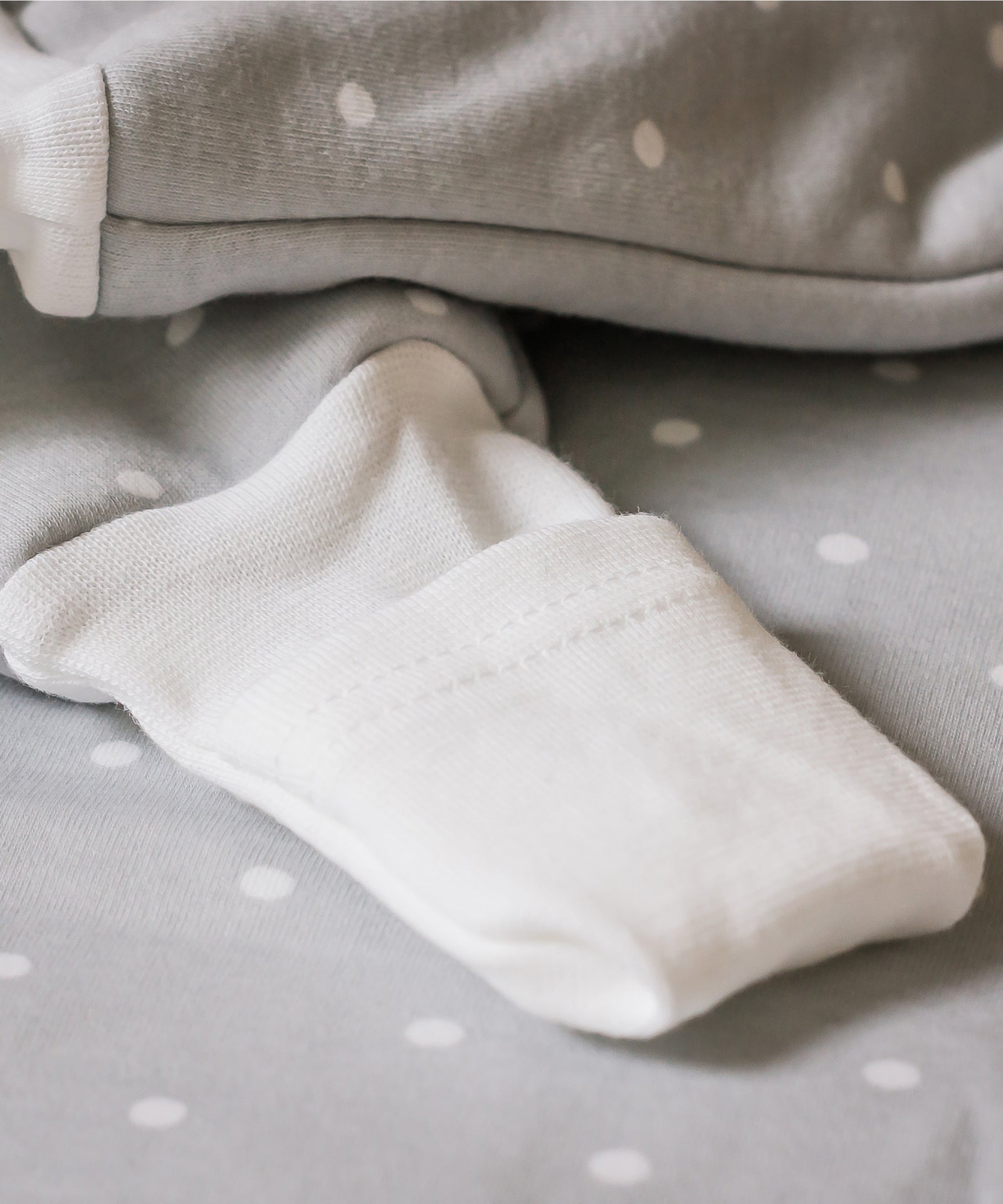 Umstülpbare Füßchen*Die Füßchen können entweder offen bleiben oder umgestülpt werden, sodass der Schlafsack geschlossen ist.| Fußbündchen zum Umstülpen am Schlafsack mit Beinen