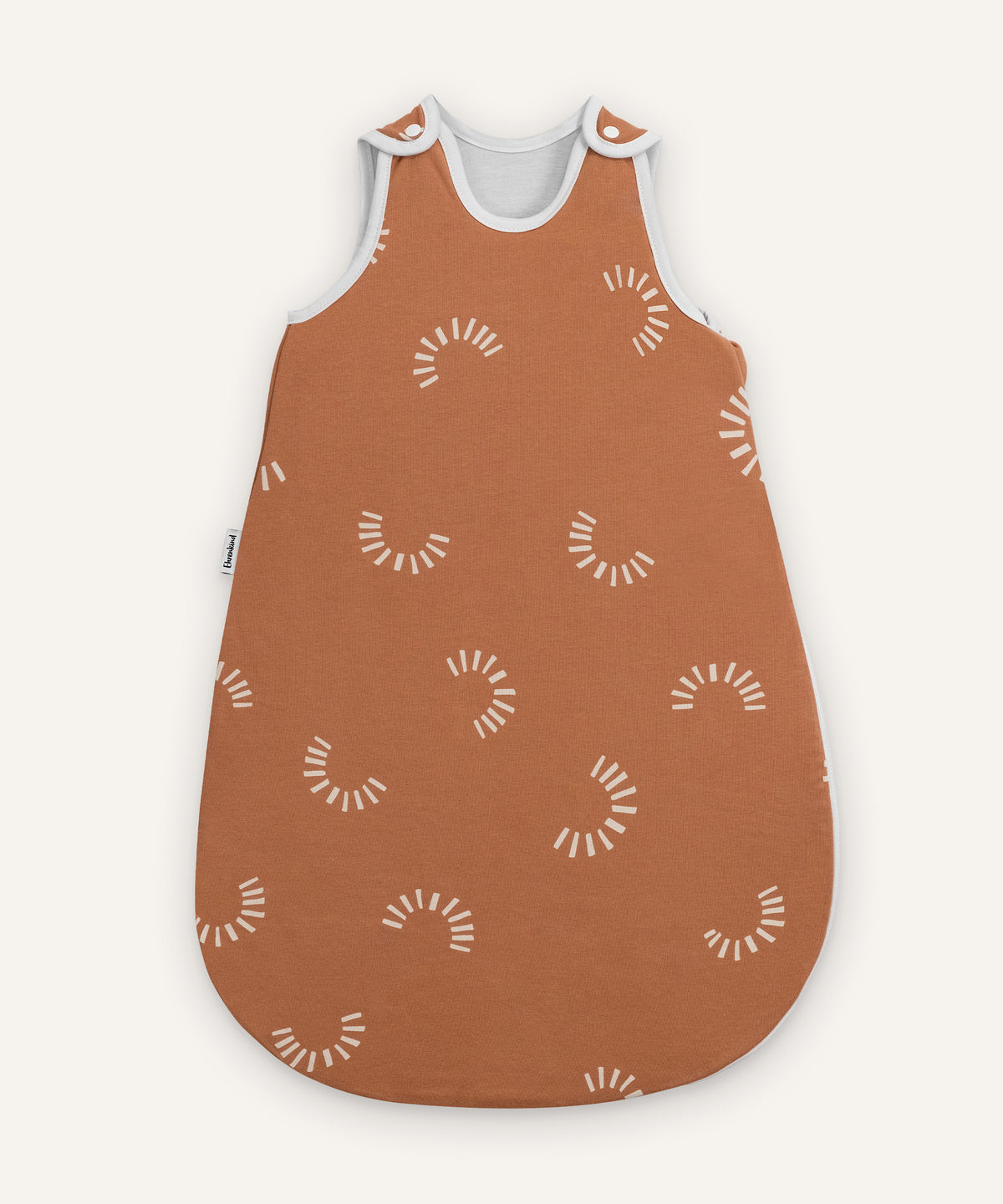 Baby-Schlafsack ganzjährig rund Zimt gemustert.