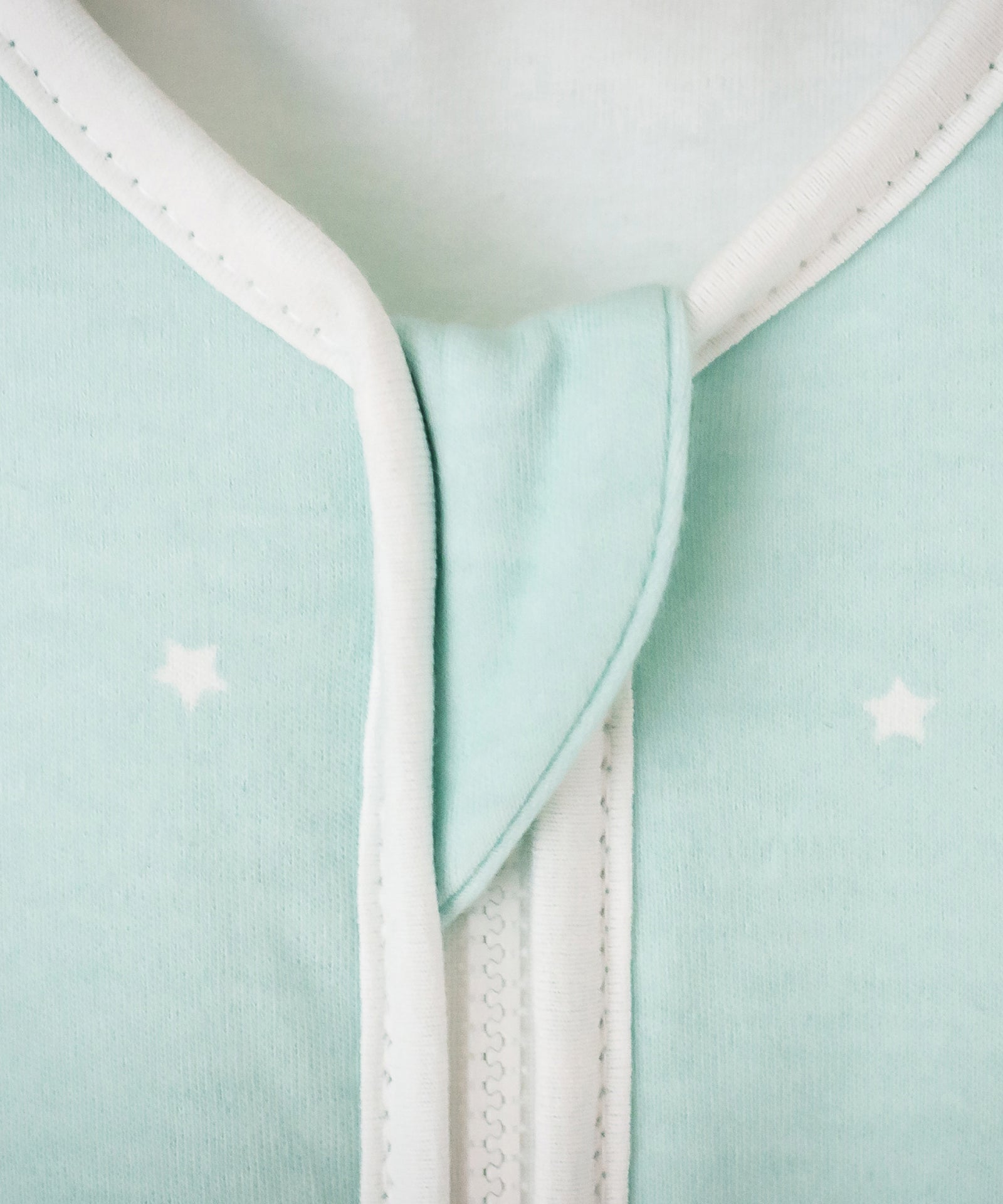 Sicher und geborgen*Der weiche Kinnschutz schützt den empfindlichen Kinnbereich und sorgt für ein rundum angenehmes Tragegefühl.|Schutzabdeckung am Reißverschluss schützt das Kinn.