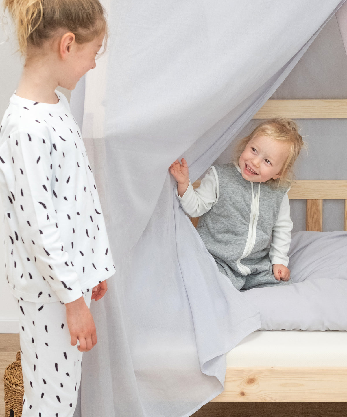 Der Schlafsack mit Beinen und Wollfüllung bietet Komfort und freie Beinbewegung