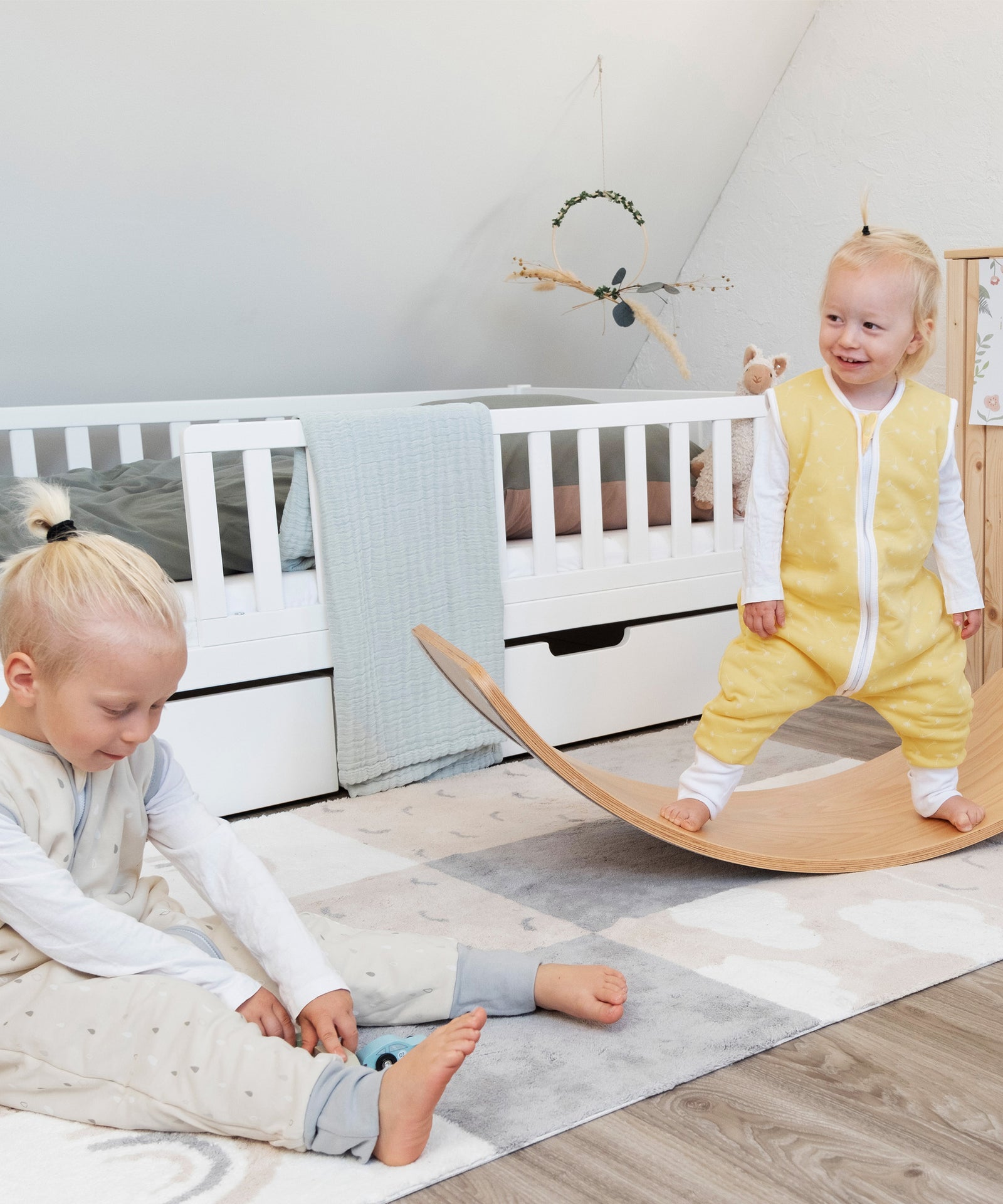 Schlafsack mit Beinen und separaten Beinöffnungen – Bewegungsfreiheit für aktive Kinder.