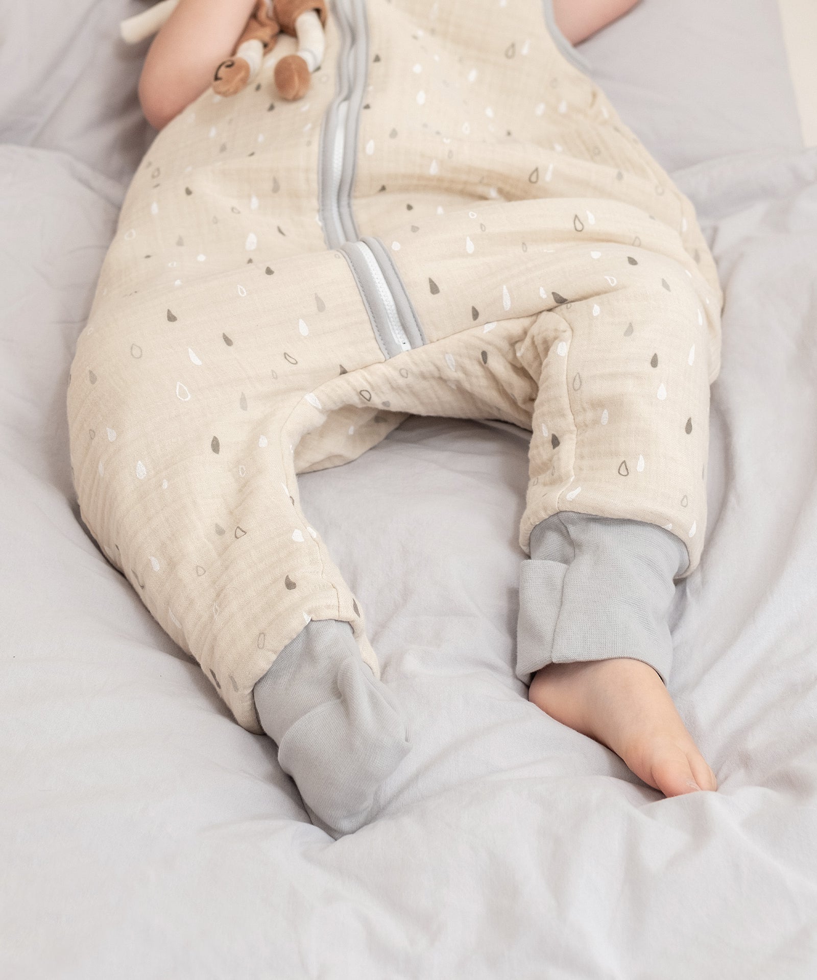 Umstülpbare Füßchen*Die Füßchen können entweder offen bleiben oder umgestülpt werden, sodass der Schlafsack geschlossen ist.|Schlafsack mit Füßlingen zum Umklappen.