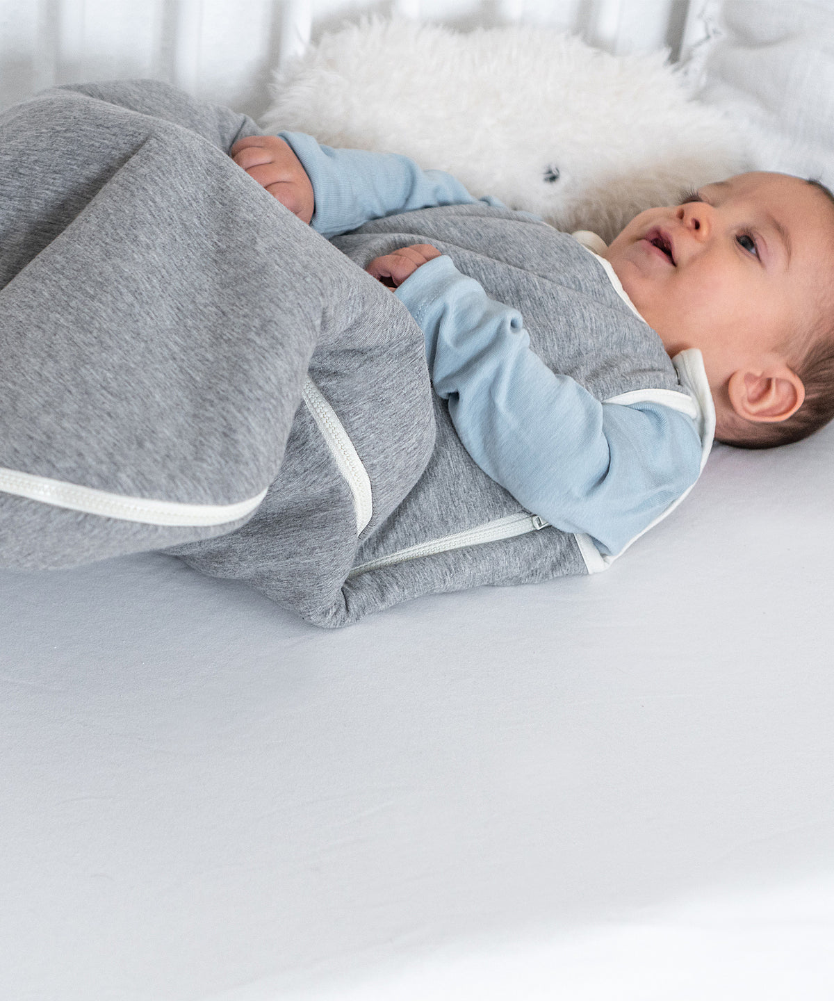 Atmungsaktiv*Die weiche, atmungsaktive Wollwattierung reguliert die Körpertemperatur und sorgt für wohlige Wärme ohne zu überhitzen.| Baby im Schlafsack Hellgrau.