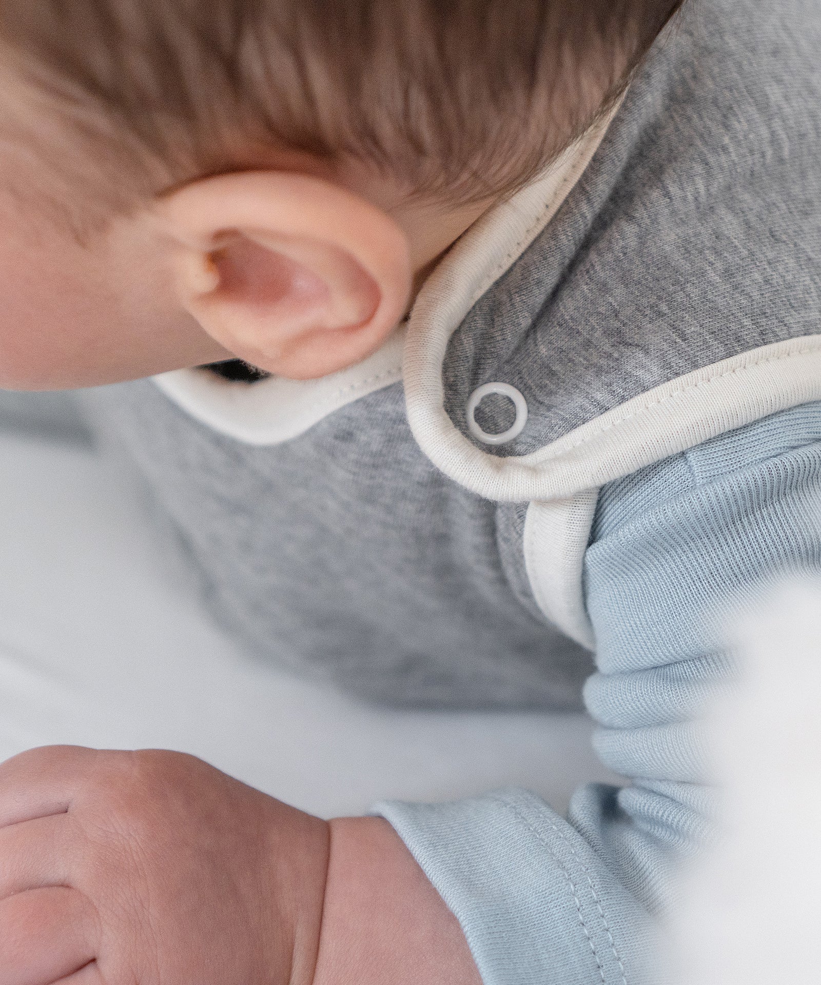 Praktische Druckknöpfe*Der praktische Rund-um-Reißverschluss an der Seite und Druckknöpfe ermöglichen einfaches An- und Ausziehen - für schnelles Wickeln.| Nahaufnahme Schlafsack Druckknöpfe.