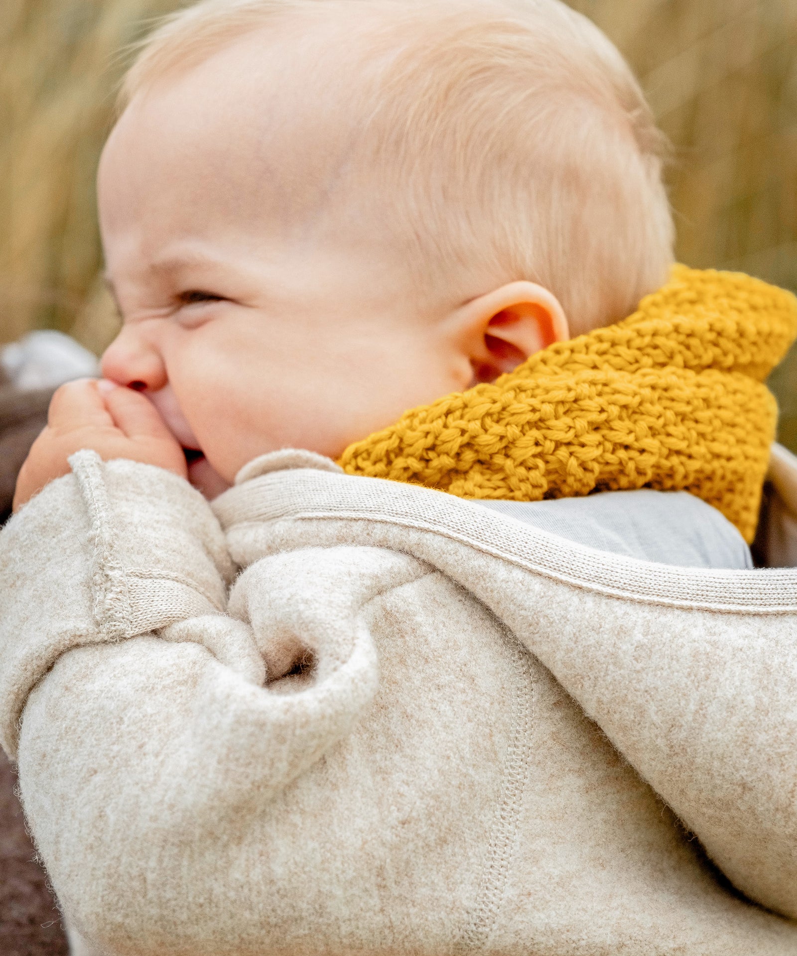 Weich & bequem zu tragen*Der elastische Schlauchschal schmiegt sich an den Hals und kratzt nicht - ideal für empfindliche Kinderhaut.| Kind mit Schlauchschal Grobstrick in Safran.