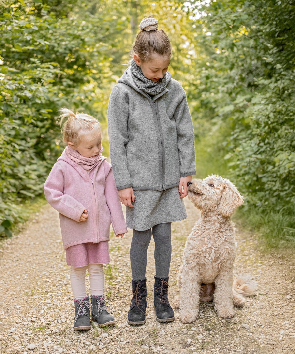 Perfekter Sitz*Für Kinder von 1-16 Jahren: Der Rundschal schmiegt sich angenehm an, bleibt in Form und verrutscht beim Spielen nicht.| Zwei Kinder groß und klein tragen beide den Schlauchschal Grobstrick.