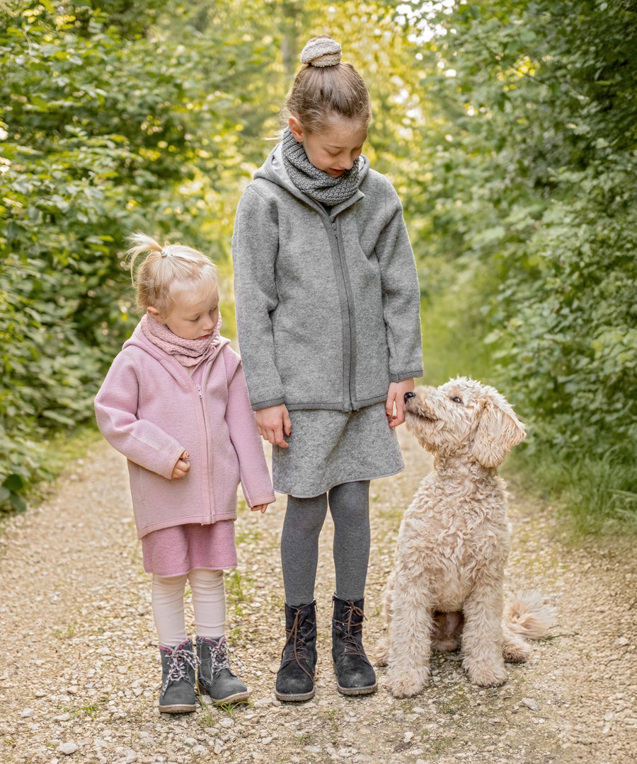Perfekter Sitz*Für Kinder von 1-16 Jahren: Der Rundschal schmiegt sich angenehm an, bleibt in Form und verrutscht beim Spielen nicht.| Zwei Kinder groß und klein tragen beide den Schlauchschal Grobstrick.
