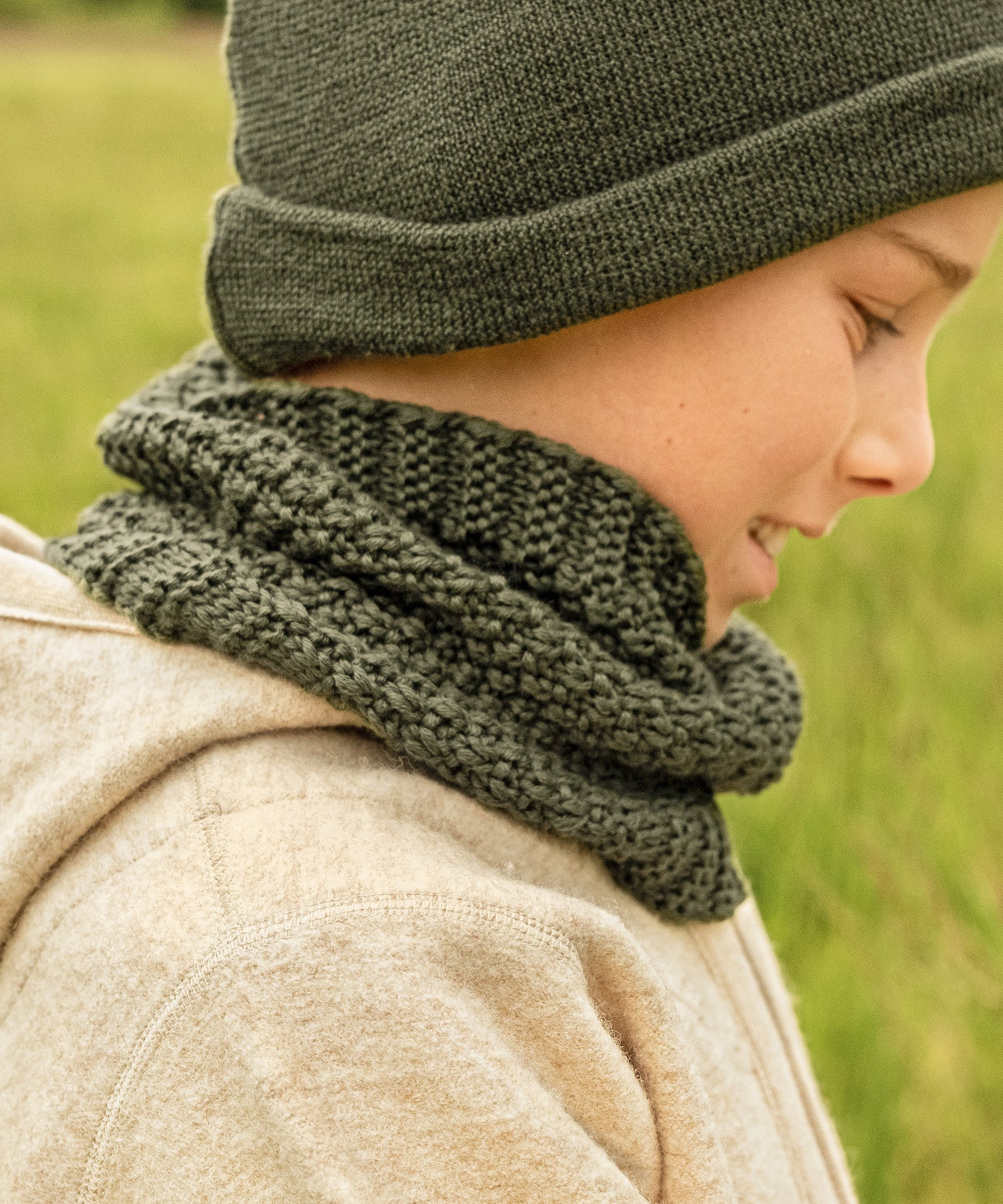 Nahaufnahme Schlauchschal in Oliv.