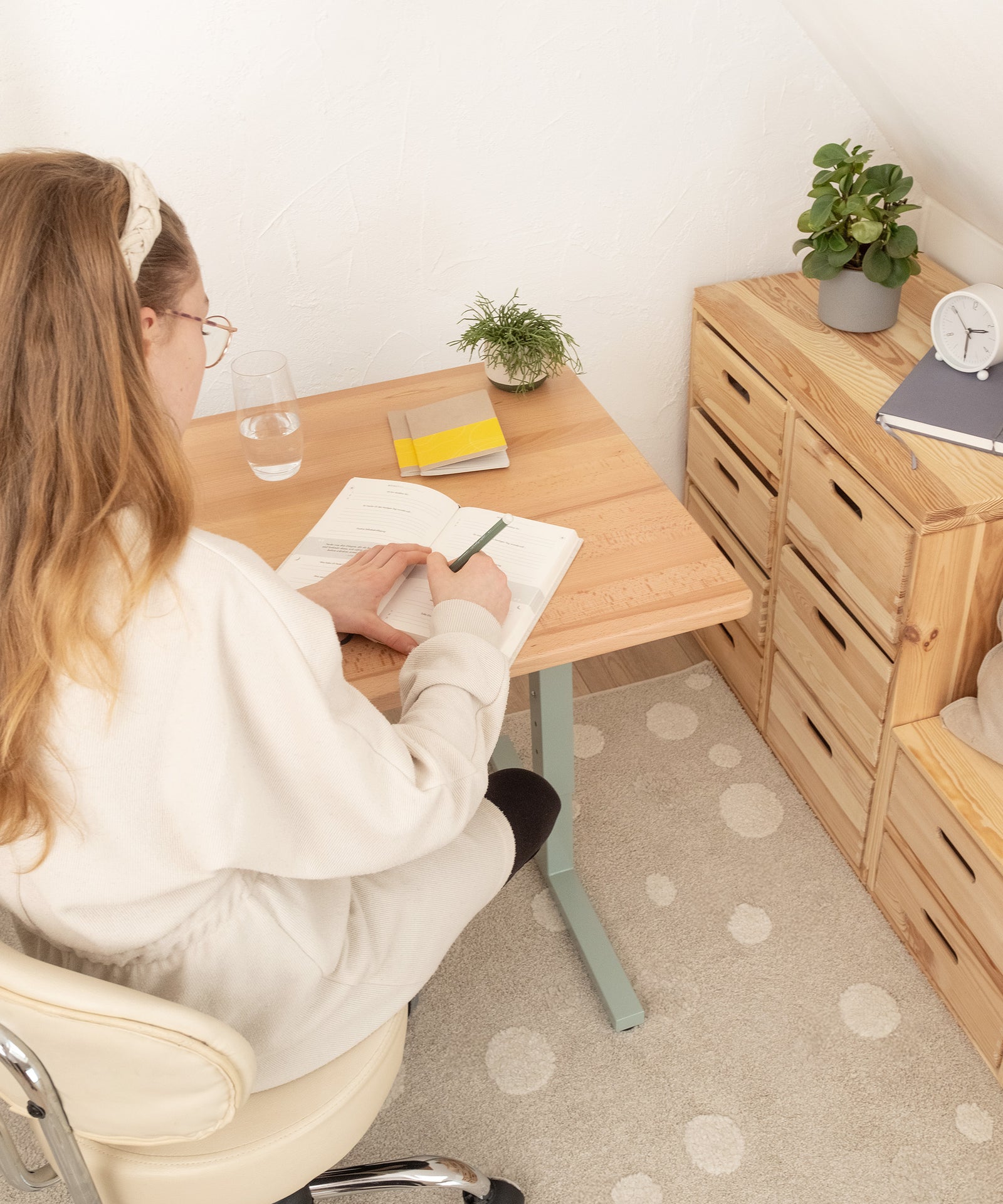 Zeitloser Arbeitsplatz mit massivem Buchenholz-Schreibtisch.