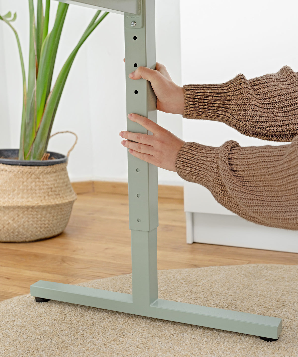 Stabiles Stahlgestell*Pulverbeschichtete T-Konstruktion in verschiedenen Farben sorgt für Stabilität und frische Farbakzente im Kinderzimmer.| Stahlgestell sorgt für Stabilität und Langlebigkeit im Alltag.