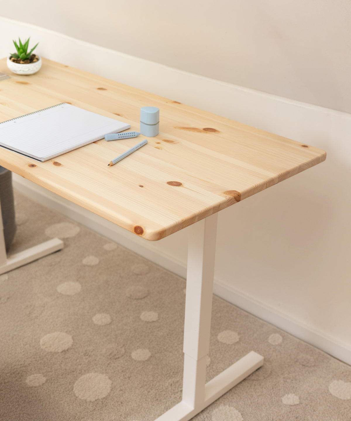 Natürlicher Arbeitsplatz mit massivem Kiefernholz-Schreibtisch.