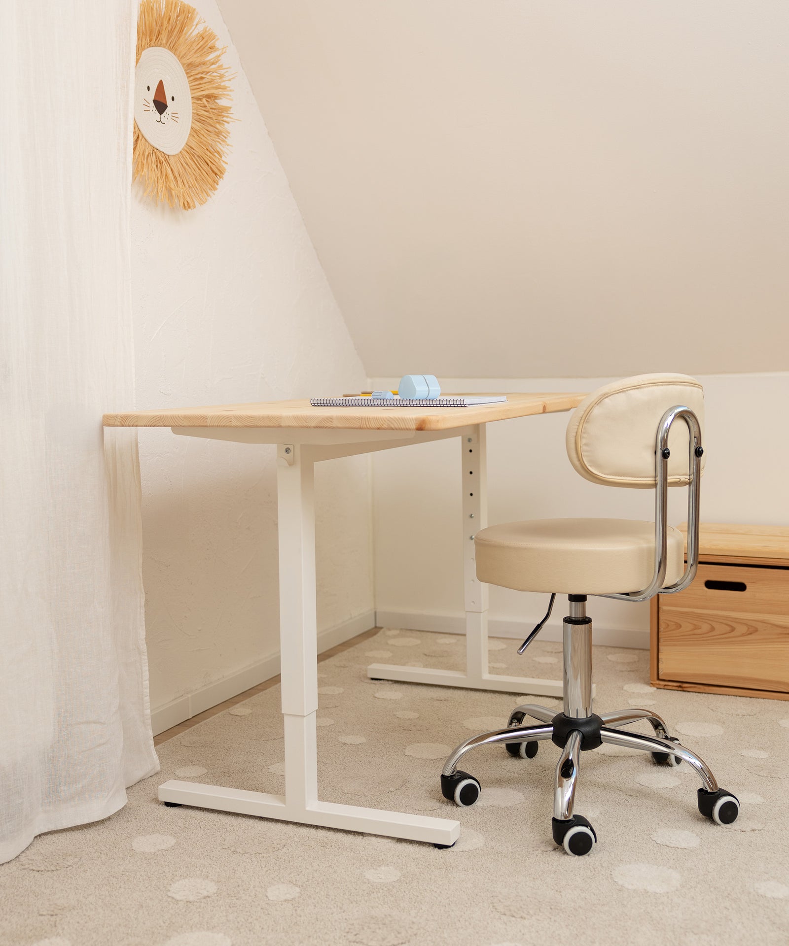 Zeitloser Schreibtisch aus Kiefernholz passt sich jedem Lebensabschnitt an.