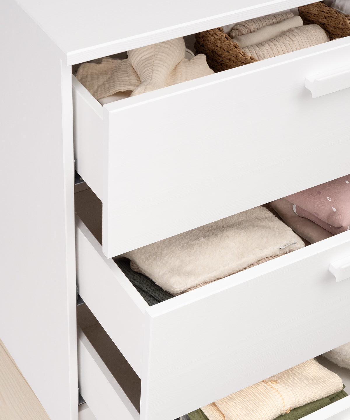 Detailaufnahme der Schublade der Linia Kommode aus Kiefer mit leichtgängiger Führung.