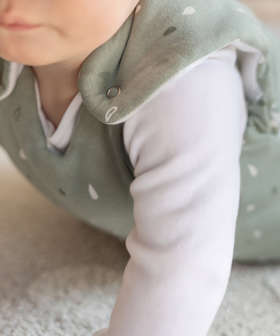 Praktische Druckknöpfe*Dank der Druckknöpfe im Schulterbereich kannst du deinem Baby den Winterschlafsack schnell und einfach an- und ausziehen.|Druckknöpfe im Schulterbereich erleichtern das An- und Ausziehen des warmen Babyschlafsacks.