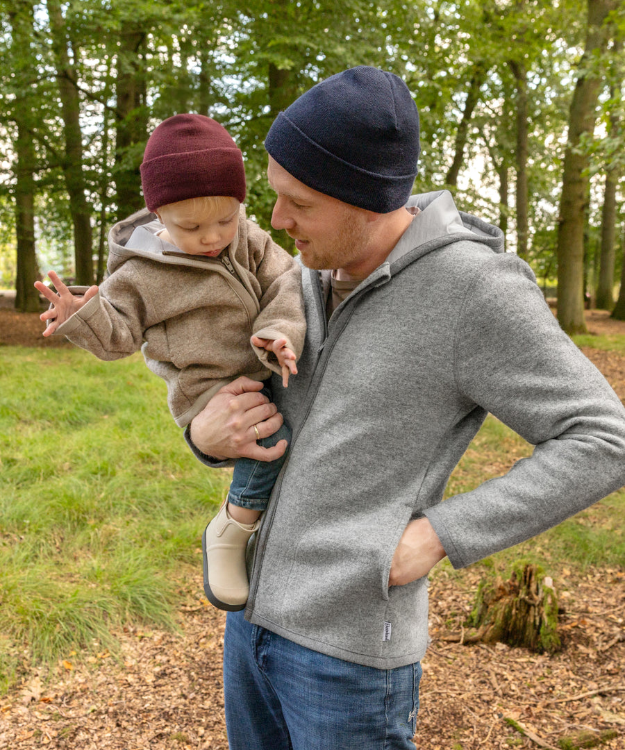 Mann trägt die Herren-Walkjacke in Grau.