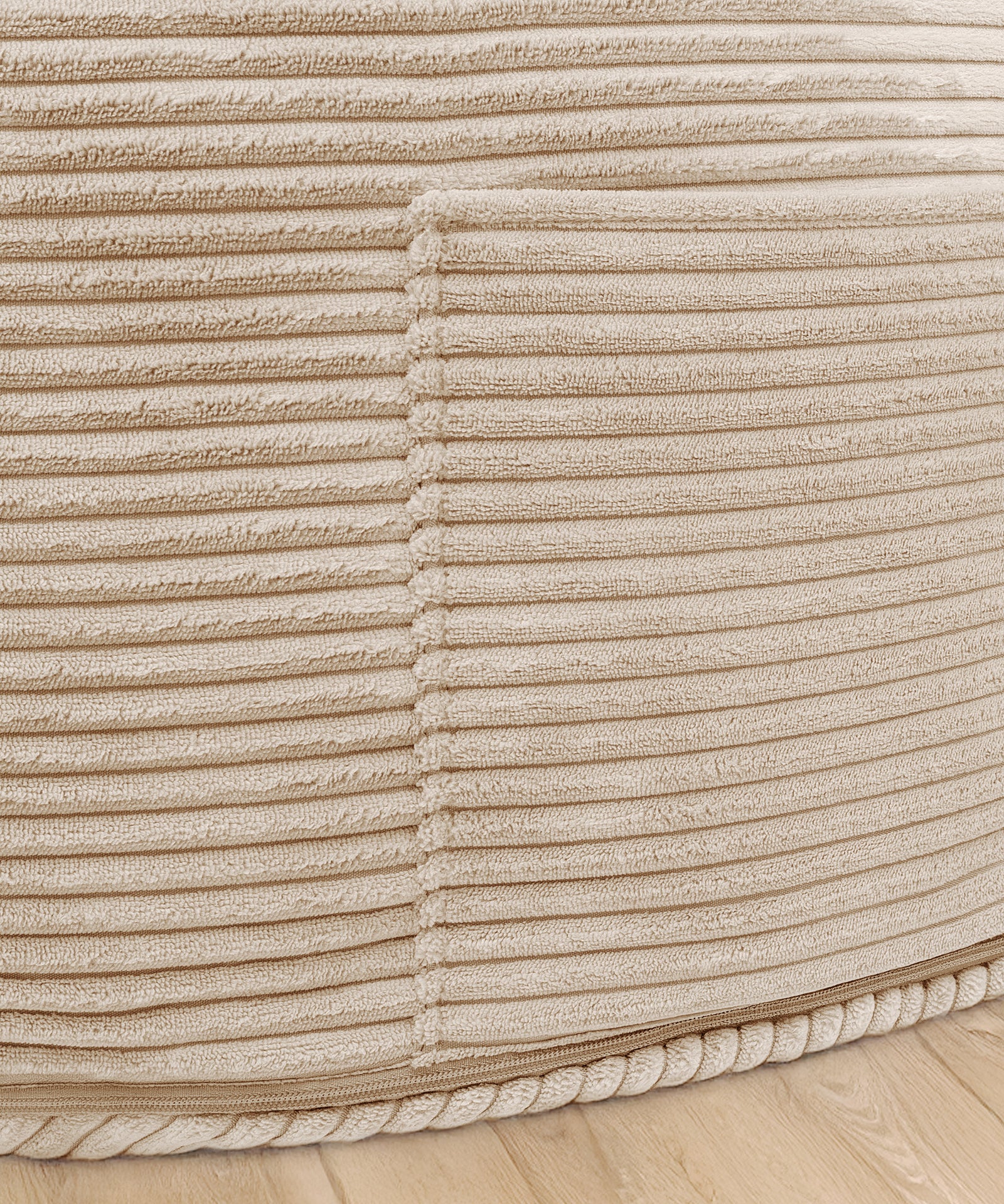 Strapazierfähig & weich*IDer robuste Cordstoff fühlt sich angenehm weich an und überzeugt mit seiner langlebigen, pflegeleichten Qualität.|Nahaufnahme Cordstoff in Natur.