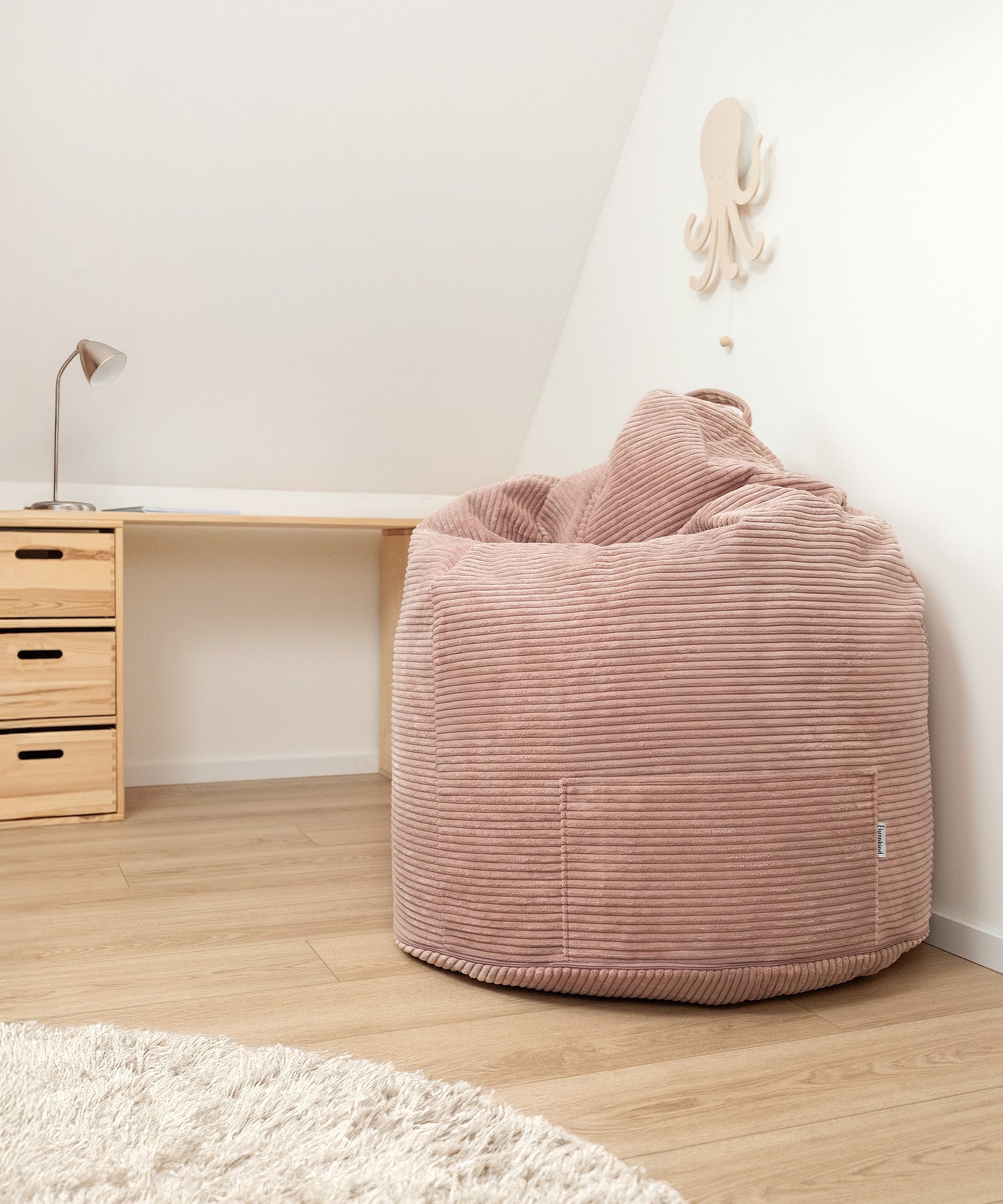 Gemütlich & vielseitig*Ob im Wohnzimmer oder Kinderzimmer - der Sitzsack fügt sich perfekt ein und bietet einen bequemen Rückzugsort.|Kinder-Sitzsack in Rosé im Kinderzimmer.