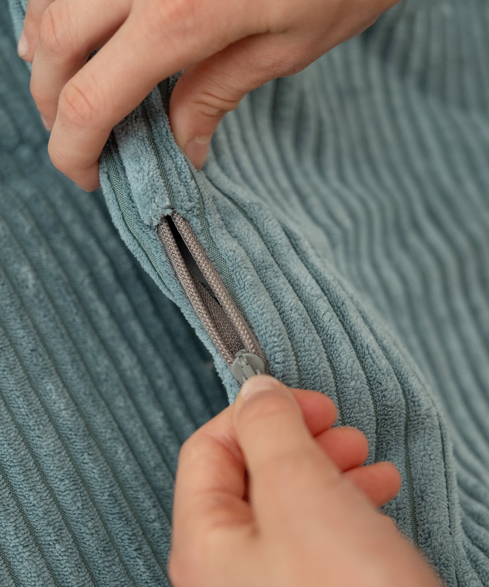 Praktisch & pflegeleicht*Der Außenbezug lässt sich leicht abnehmen und waschen - für mehr Frische und Hygiene im Familienalltag.|Sitzsack wird am Reißverschluss geöffnet.