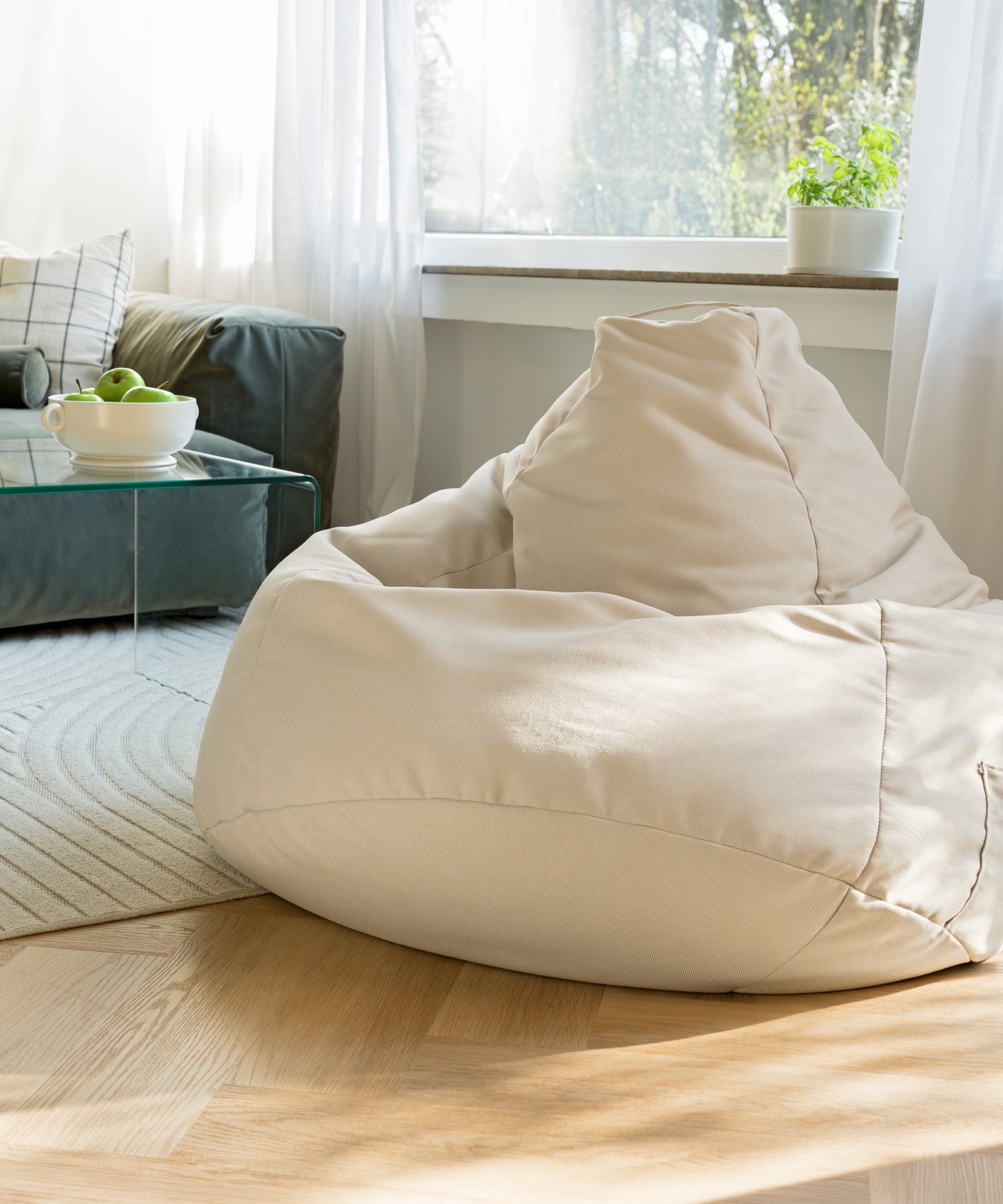 Großer Sitzsack XXL im Wohnzimmer als gemütlicher Sitzplatz.