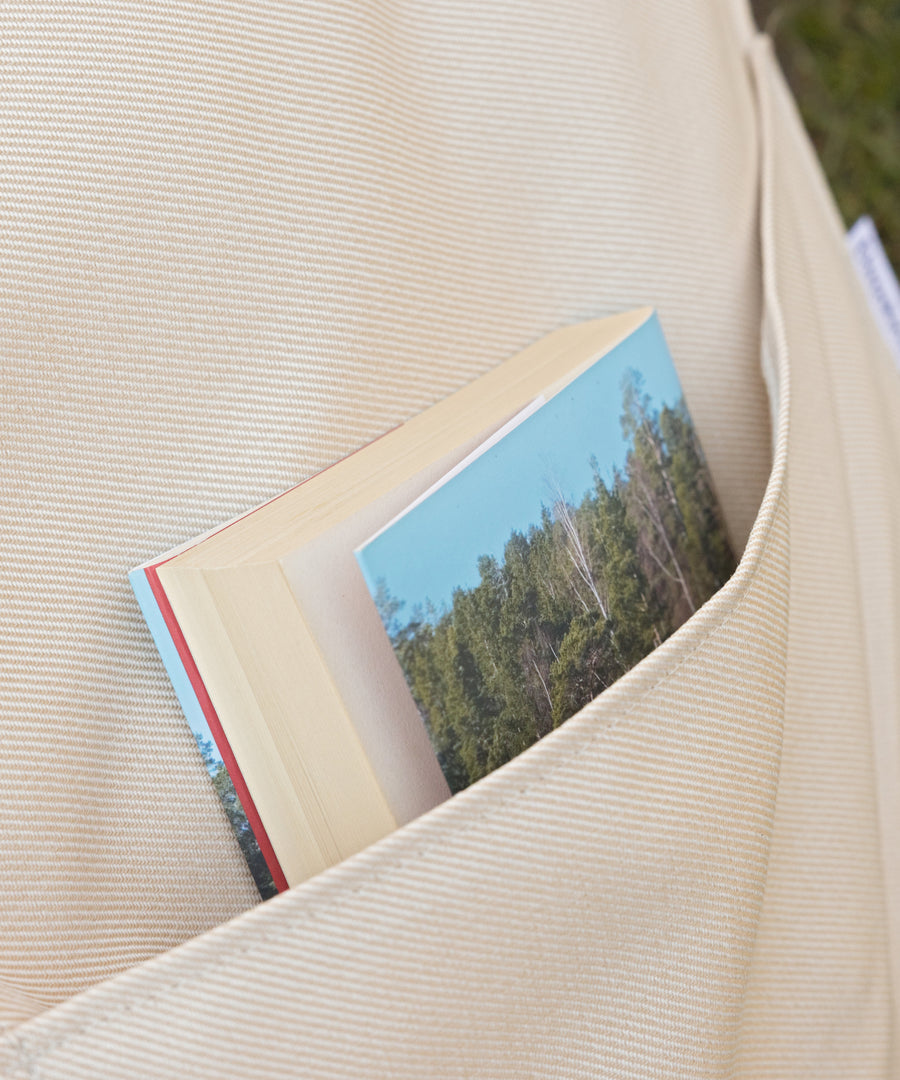 Seitentasche am Sitzsack für zum Beispiel ein Buch.