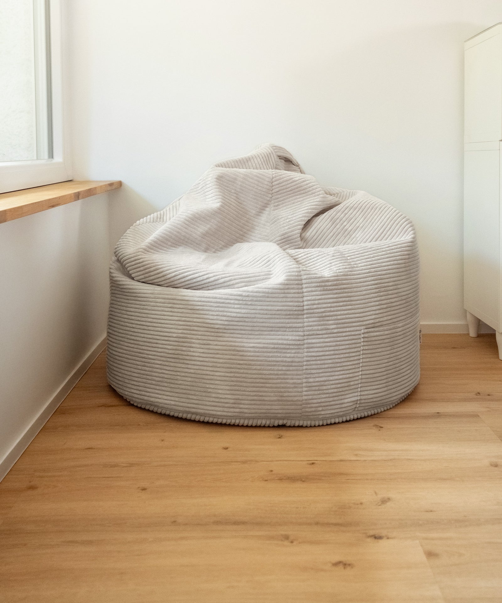 Gemütlich & vielseitig*Ob im Wohnzimmer oder Kinderzimmer - der Sitzsack fügt sich perfekt ein und bietet einen bequemen Rückzugsort.|Sitzsack XXL in Hellgrau im Wohnzimmer.