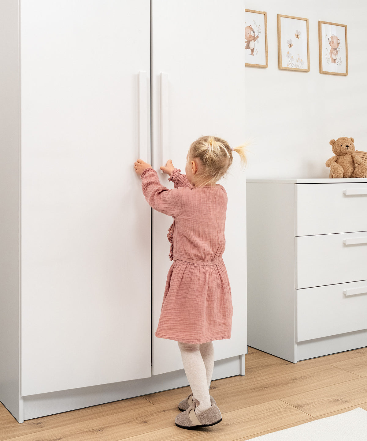 Sanftes Schließen*Türen mit Soft-Close-System schließen leise und sanft - für mehr Komfort und Ruhe im Familienalltag.| Soft-Close-Türen des Kleiderschranks schließen leise und sanft.