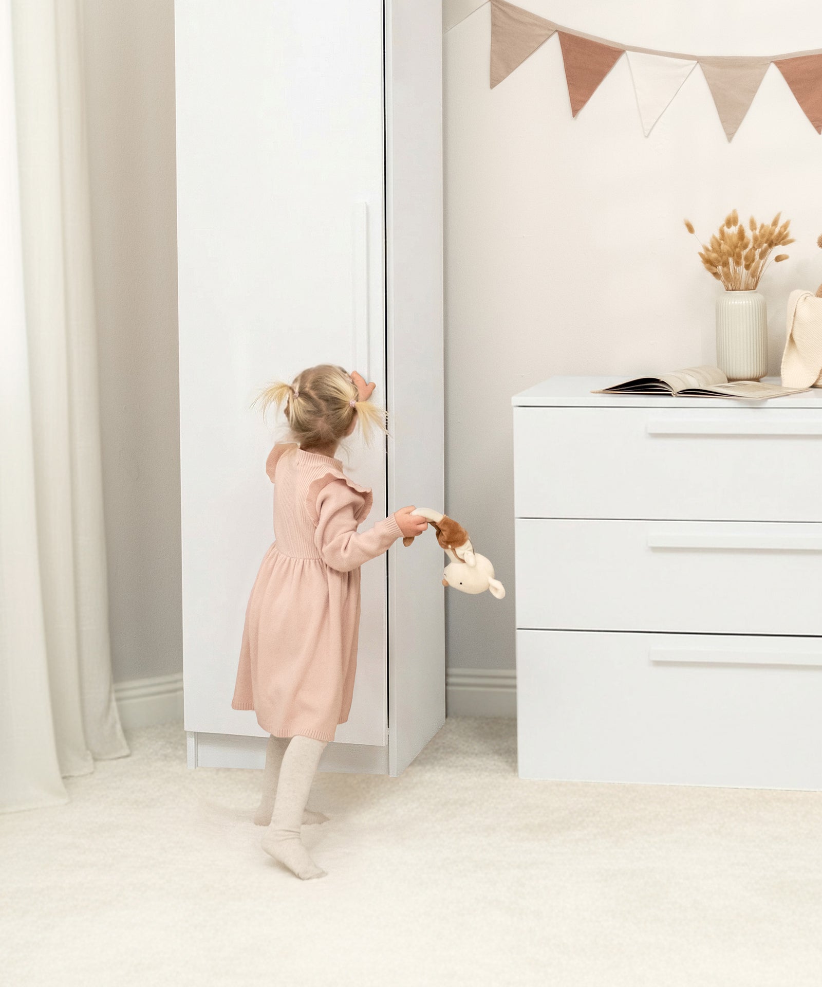 Sanftes Schließen*Türen mit Soft-Close-System schließen leise und sanft - für mehr Komfort und Ruhe im Familienalltag.| Die Soft-Close-Türen des Linia Schranks schließen sanft und leise.