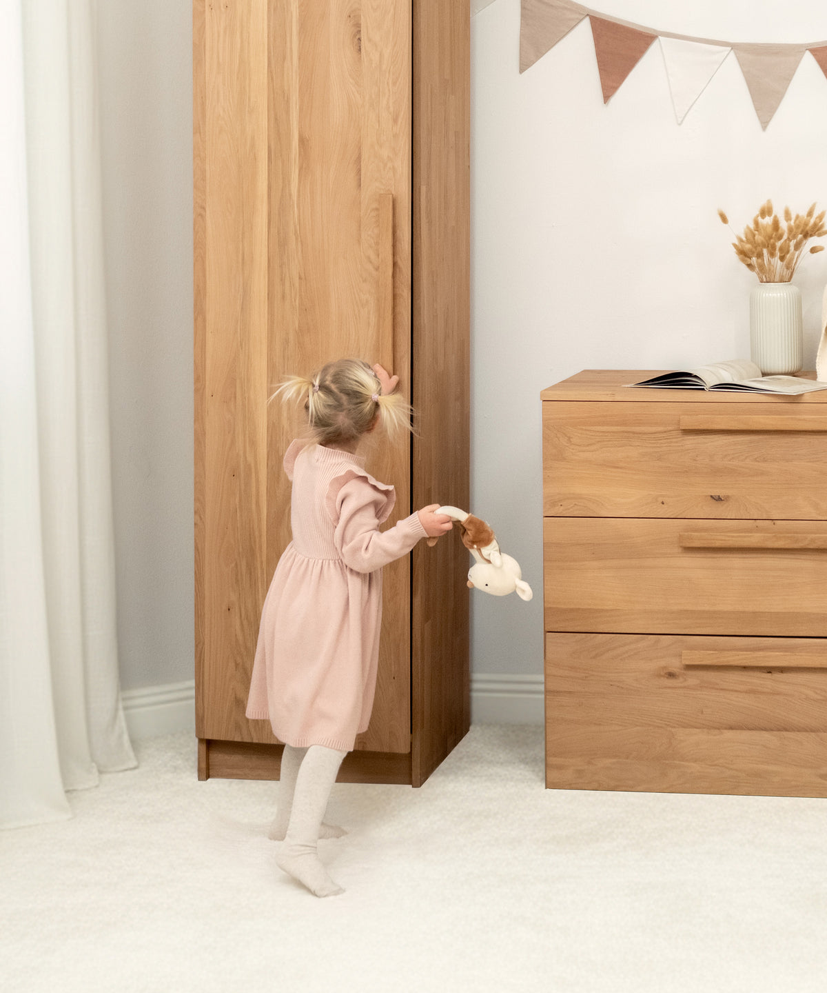 Sanftes Schließen*Türen mit Soft-Close-System schließen leise und sanft - für mehr Komfort und Ruhe im Familienalltag.| Die Soft-Close-Türen des Linia Schranks schließen sanft und leise.