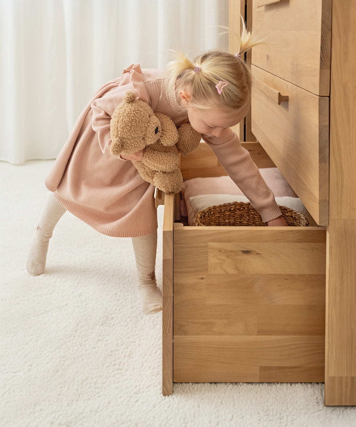 Soft-Close-System*Dank Soft-Close schließen die Schubladen leise. Lange Griffe ermöglichen ergonomisches Greifen - auch für kleine Hände.|Kind öffnet die Schublade selbstständig