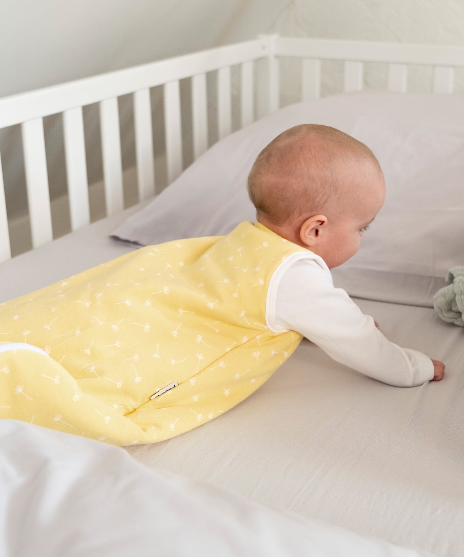Baby-Sommerschlafsack in Vanille mit Pusteblumen.