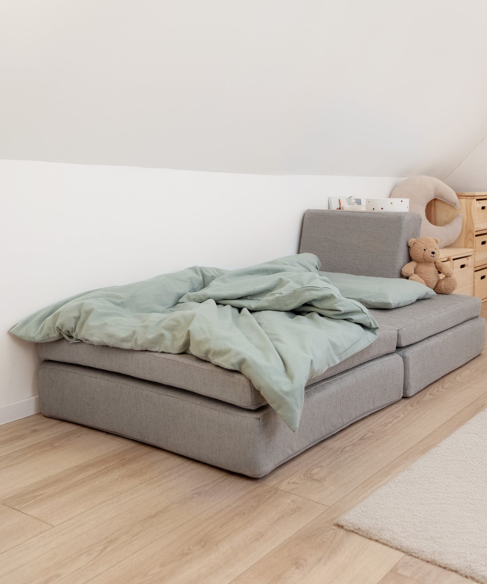 Als Gästebett geeignet*Unser Spielsofa ist außerdem als Tagesbett für ein Nickerchen oder Gästebett bestens geeignet.| Das Spielsofa kann als praktisches Gaestebett fuer Kinder genutzt werden