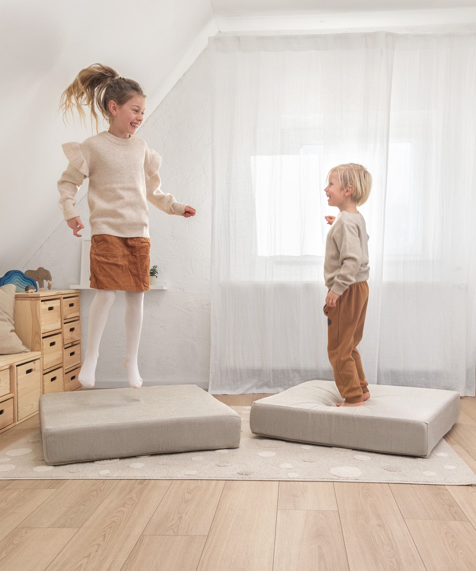 Integrierte Hüpfpolster*Ein Spielsofa, das mehr kann: Die integrierten Hüpfpolster ermöglichen ausgelassenes Springen und fördern spielerisch die Motorik.| Kinder springen auf den Hüpfpolster von dem  Spielsofa.