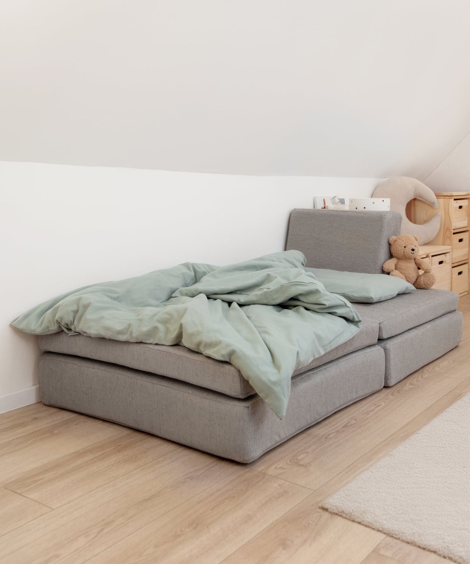 Als Gäste- oder Tagesbett geeignet*
Unser Spielsofa kann außerdem für Nickerchen oder Übernachtungsgäste genutzt werden.| Spielsofa mit Tages- oder Gästebettfunktion.