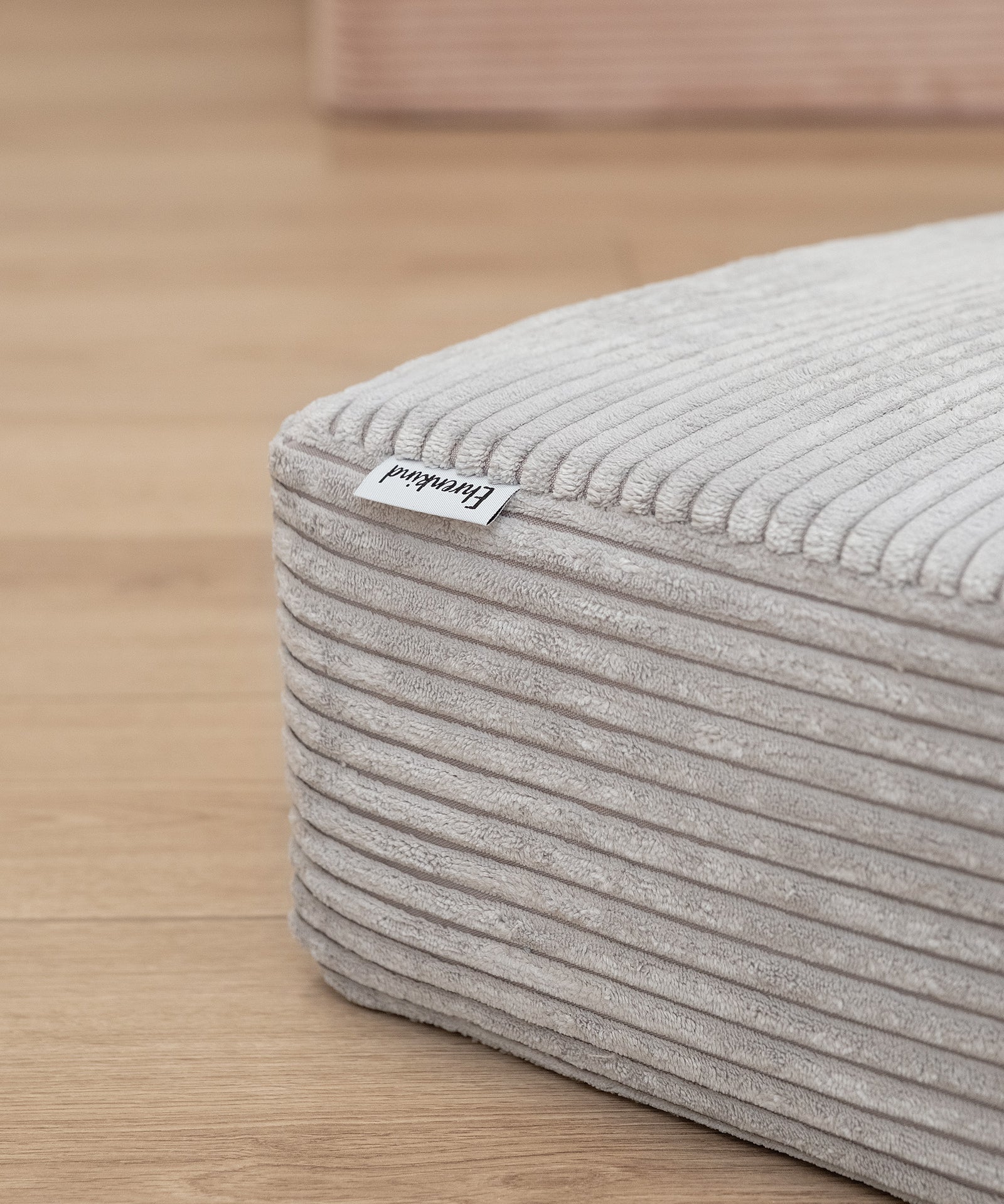 Hüpfpolster Cord in Hellgrau Detailaufnahme.