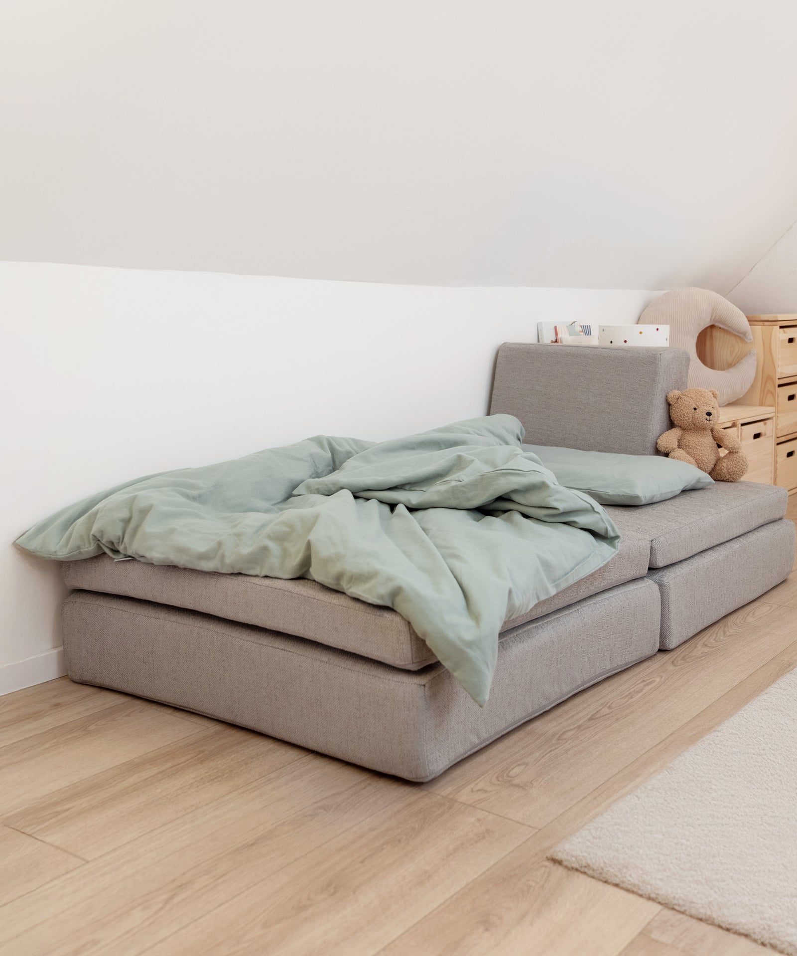 Als Gäste- oder Tagesbett geeignet*
Unser Spielsofa kann außerdem für Nickerchen oder Übernachtungsgäste genutzt werden.| Spielsofa mit Tages- oder Gästebettfunktion.