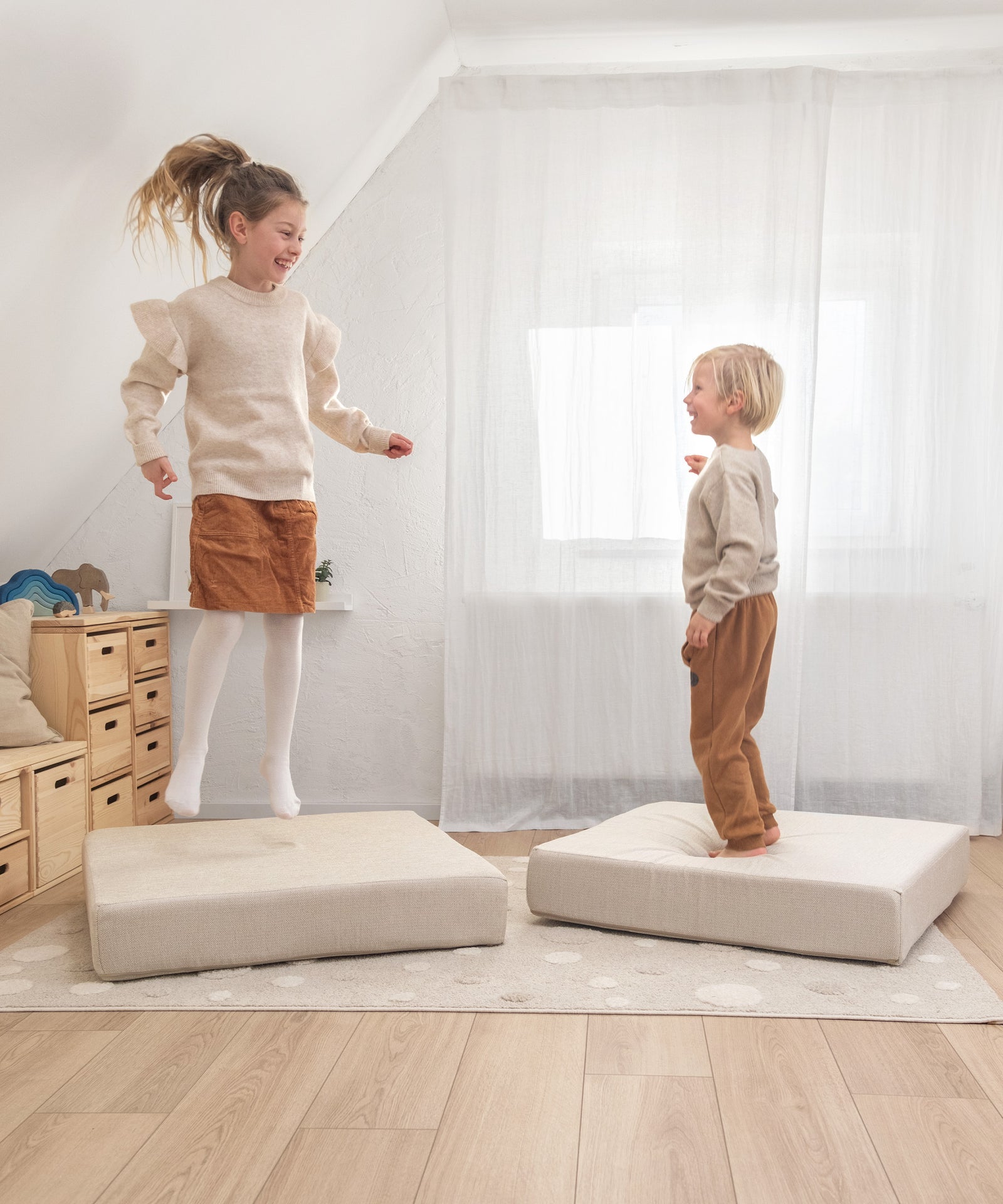 Mit integrierten Hüpfpolstern* Ein Spielsofa, das mehr kann: Die Hüpfpolster ermöglichen ausgelassenes Springen und fördern spielerisch die Motorik.| Spielsofa mit integrierten Hüpfmatten.