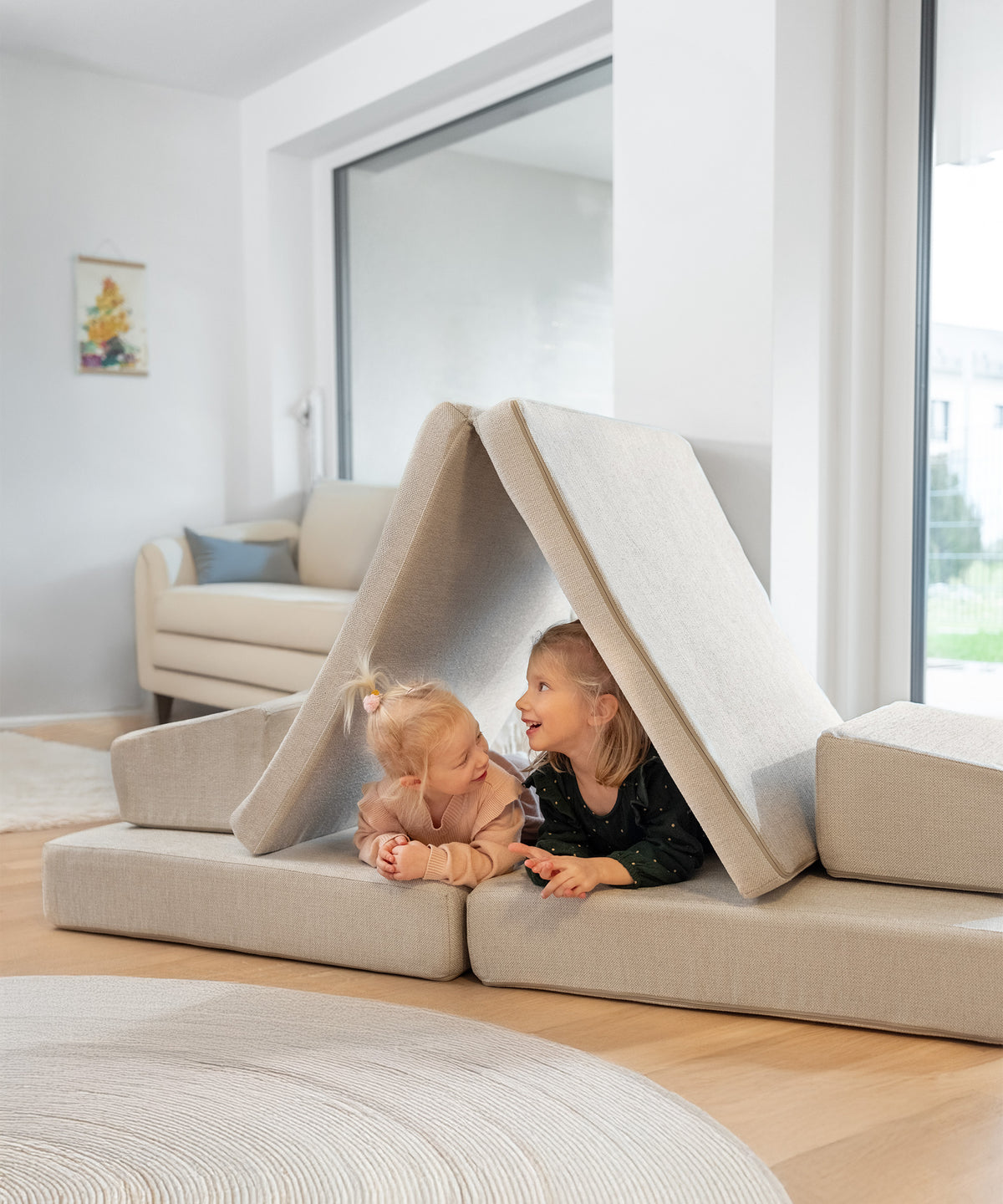 1 Sofa - 100 Möglichkeiten!*Das Spielsofa kann in unzählige Spielwelten verwandelt werden - ob als Burg, Höhle, Schiff oder Turnmatte, alles ist möglich!| Spielsofa 2in1 von Ehrenkind in Natur – kreatives Kindermöbel für das Kinderzimmer.