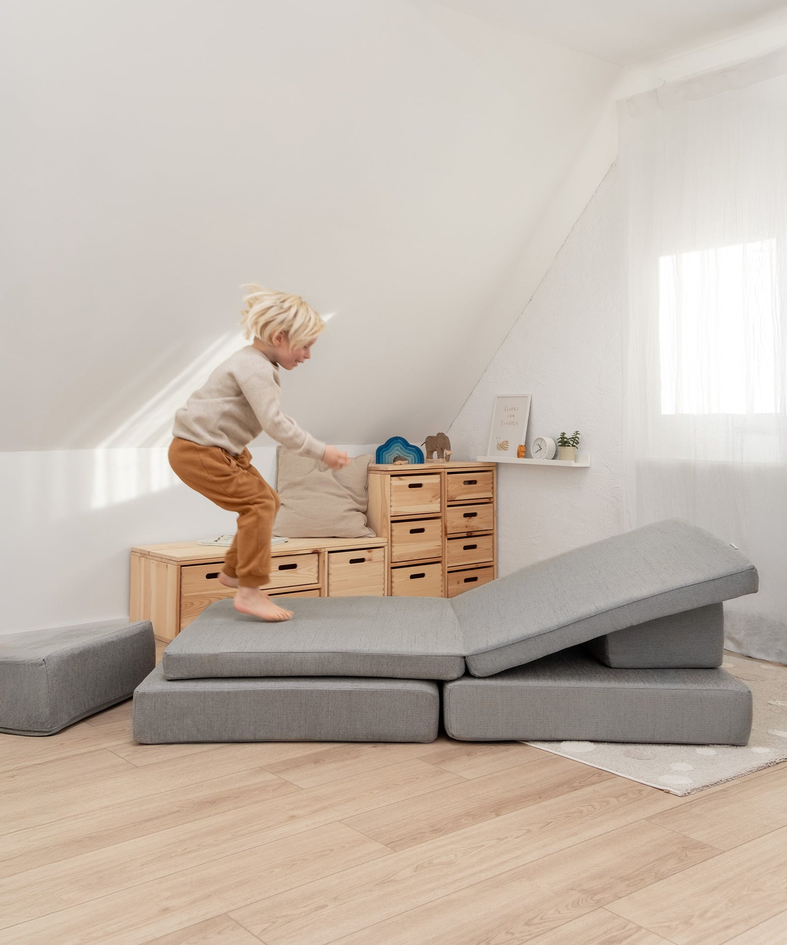 Das Hüpfsofa wird zur Spiel- und Sprungwiese im Kinderzimmer