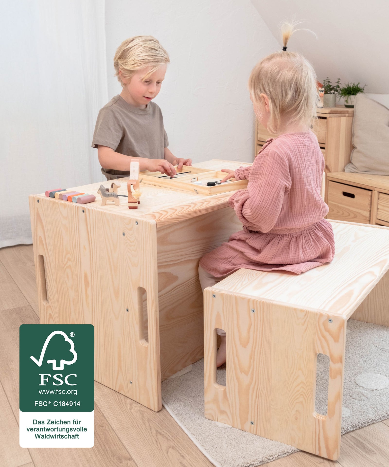 Kindgerecht & durchdacht*Perfekte Höhe, stabiles Holz und klare Formen - der Tisch schafft einen eigenen Platz für kreative Abenteuer.|Zwei Kinder sitzen an dem Wendetisch und spielen.