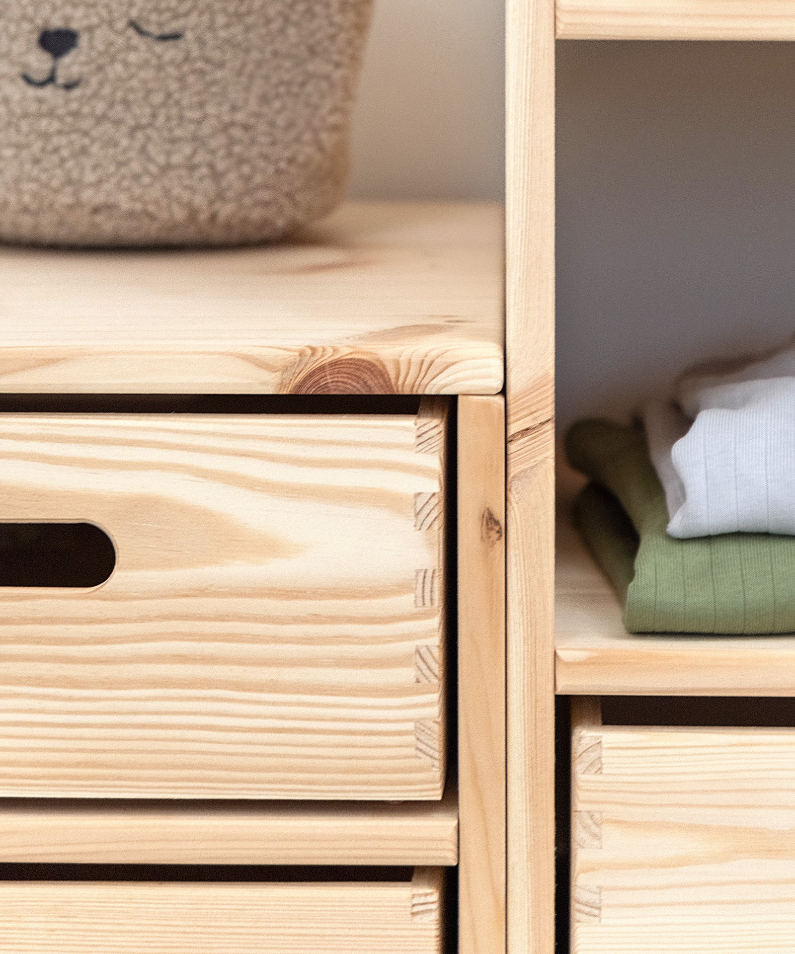 Hochwertige Verarbeitung*Das Aufbewahrungssystem ist aus nachhaltigem, massivem Kiefernholz. Die Verbindung  der Module erfolgt über Hülsenschrauben.|Individuell stapelbare Module.