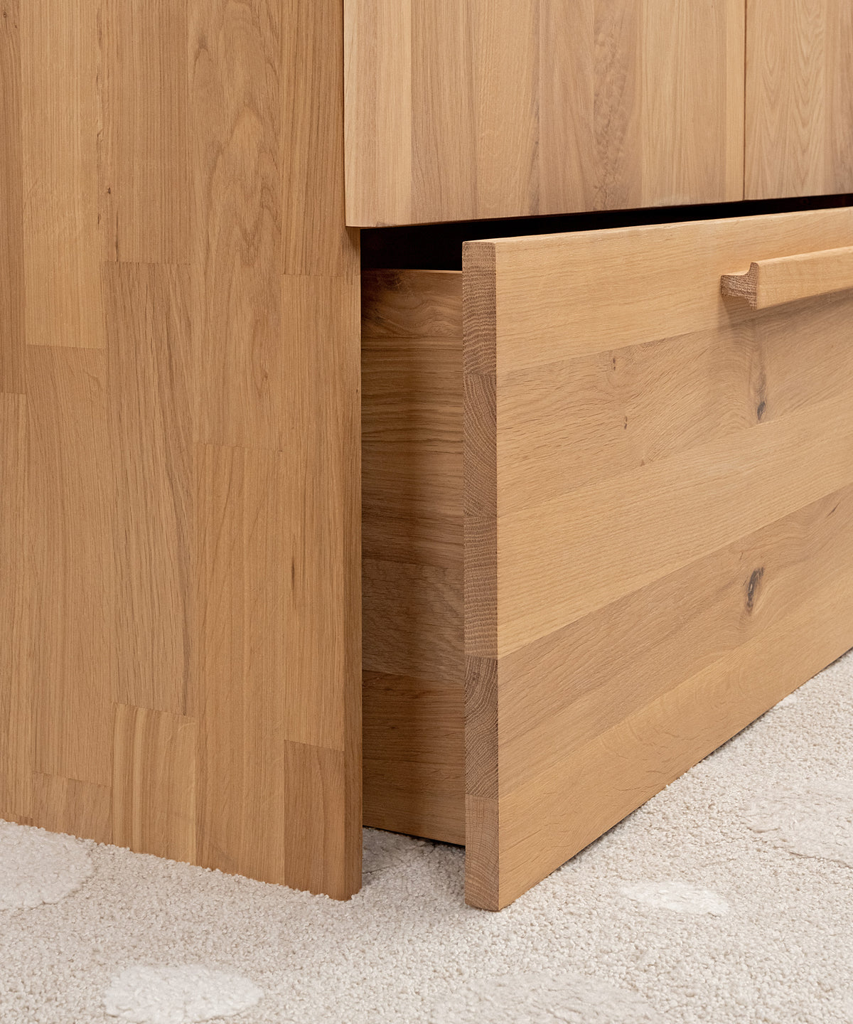 Praktische Rollschublade*Die Rollschublade bietet Stauraum auf Kinderhöhe - leicht zu bedienen, ideal für Kleidung oder Spielsachen und perfekt alltagstauglich.| Die Rollschublade bietet zusätzlichen Stauraum.