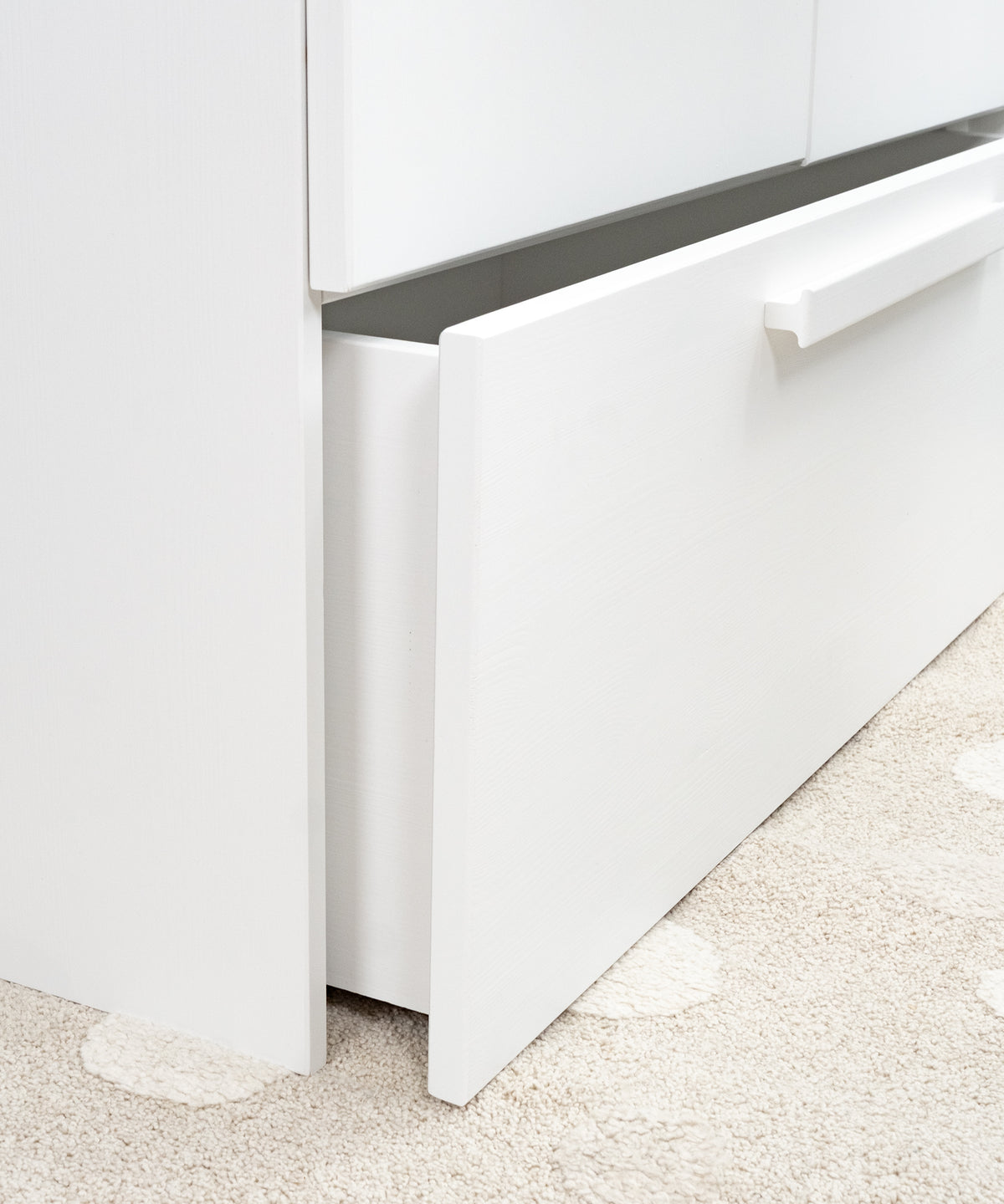 Praktische Rollschublade*Die Rollschublade für Stauraum auf Kinderhöhe - leicht zu bedienen, ideal für Kleidung oder Spielsachen und perfekt alltagstauglich.| Die Rollschublade bietet zusätzlichen Stauraum.