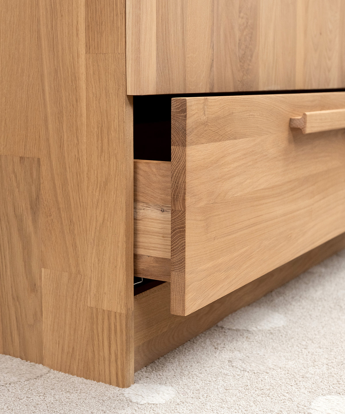 Praktische Schublade*Die große Schublade bietet Platz für Kleidung, Bettwäsche oder Spielsachen - leicht zugänglich und alltagstauglich.|Die Schublade bietet zusätzlichen Stauraum.