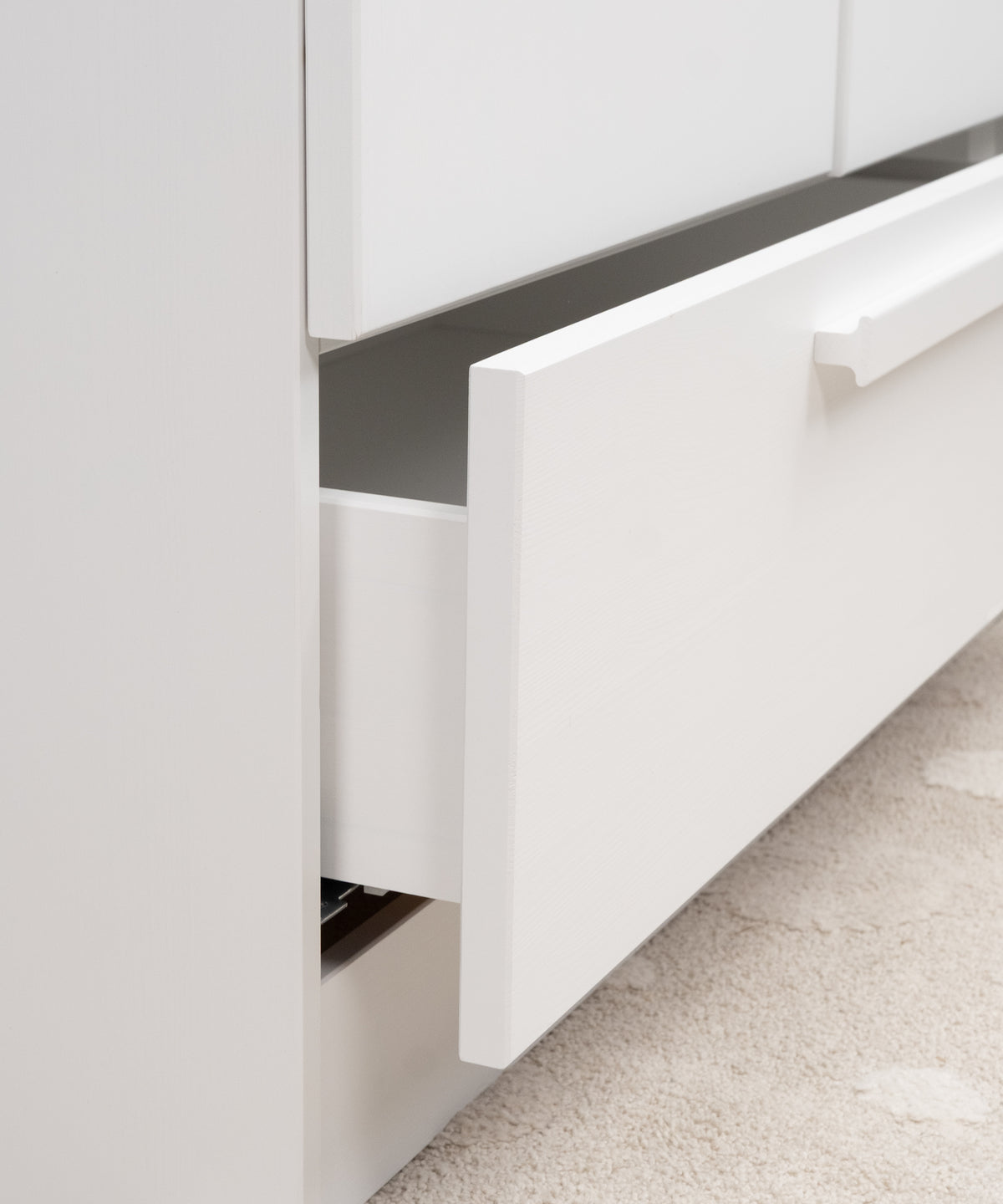 Praktische Schublade*Die große Schublade bietet Platz für Kleidung, Bettwäsche oder Spielsachen - leicht zugänglich und alltagstauglich.| Die Schublade bietet zusätzlichen Stauraum.