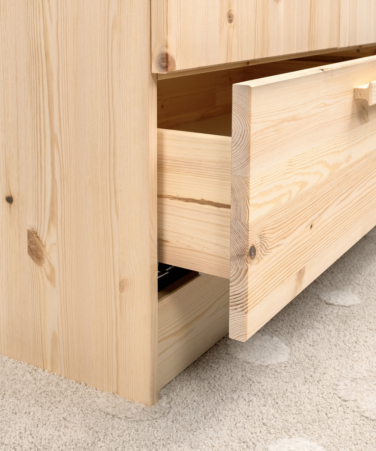 Praktische Schublade*Die große Schublade bietet Platz für Kleidung, Bettwäsche oder Spielsachen - leicht zugänglich und alltagstauglich.| Die Schublade bietet zusätzlichen Stauraum.