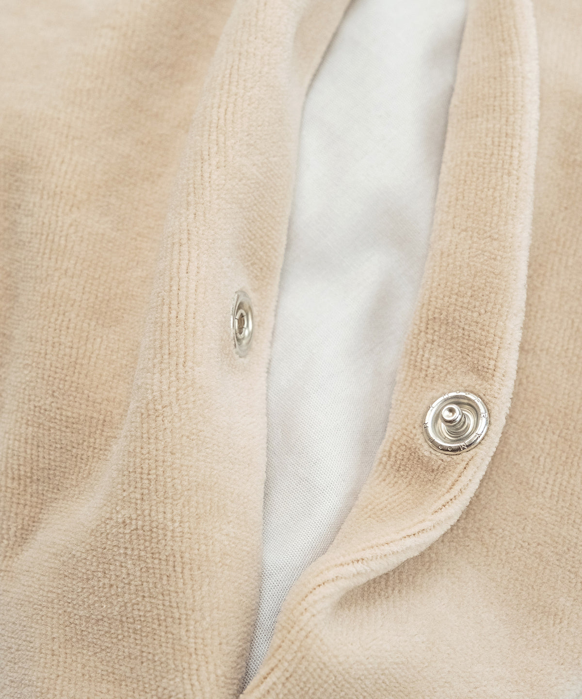 Gemacht für zarte Kinderhaut*Das Kissen aus 100 % Bio-Baumwolle mit waschbarem Bezug ist anschmiegsam und besonders sanft zu empfindlicher Babyhaut.| Nahaufnahme Kirschkernkissen Stern Beige.