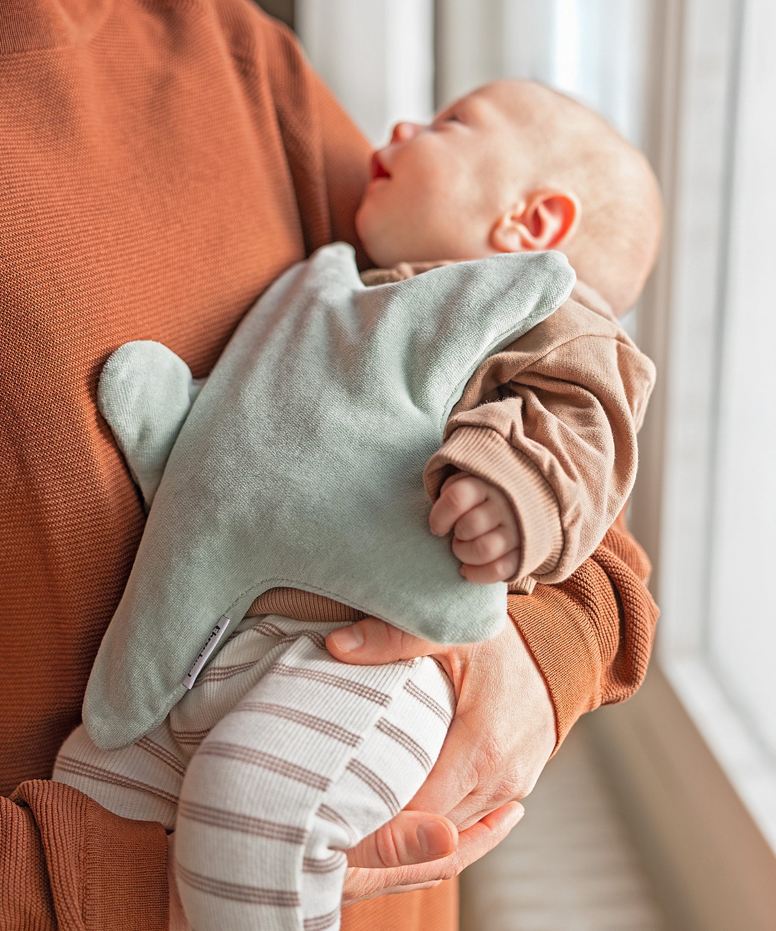 Weiches Stern-Wärmekissen für Babys, ideal zum Kuscheln und Entspannen.